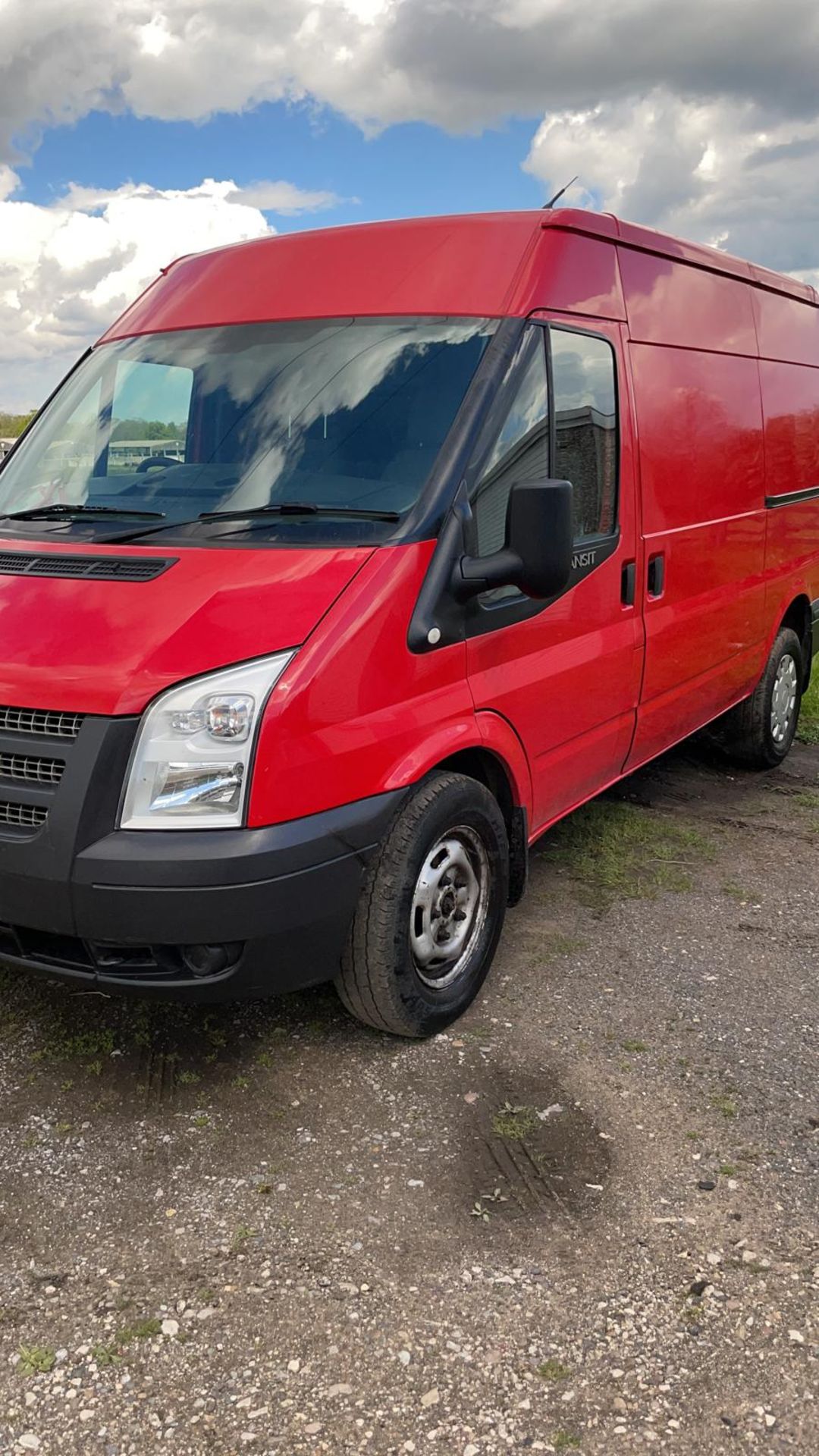 2014 FORD TRANSIT 125 T350 FWD RED PANEL VAN, SHOWING 135,726 MILES, 2.2 DIESEL ENGINE *NO VAT* - Image 2 of 14