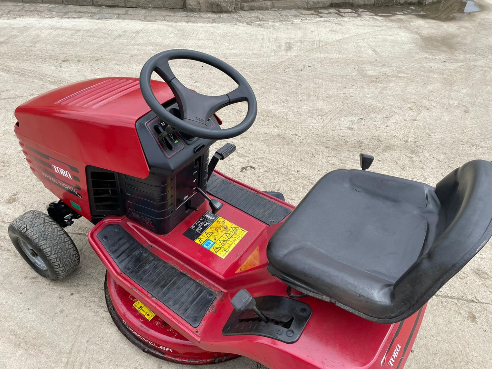 TORO 12-32XL WHEEL HORSE RIDE ON MOWER, 12hp BRIGGS AND STRATTON ENGINE *NO VAT* - Image 5 of 6