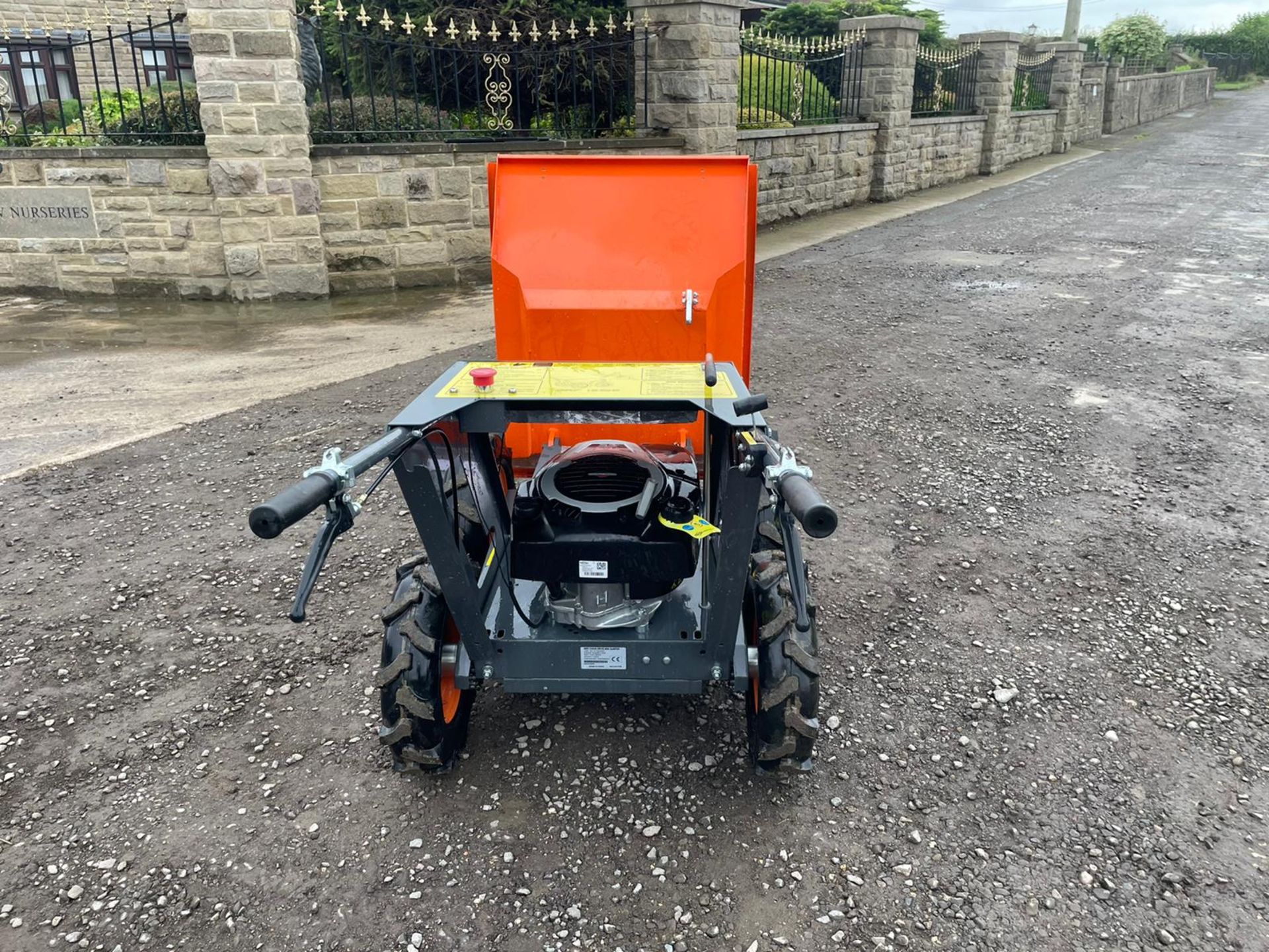 NEW AND UNUSED 2020 4WD SELF PROPELLED WALK BEHIND PETROL MINI DUMPER, MANUALS INCLUDED *PLUS VAT* - Image 4 of 11