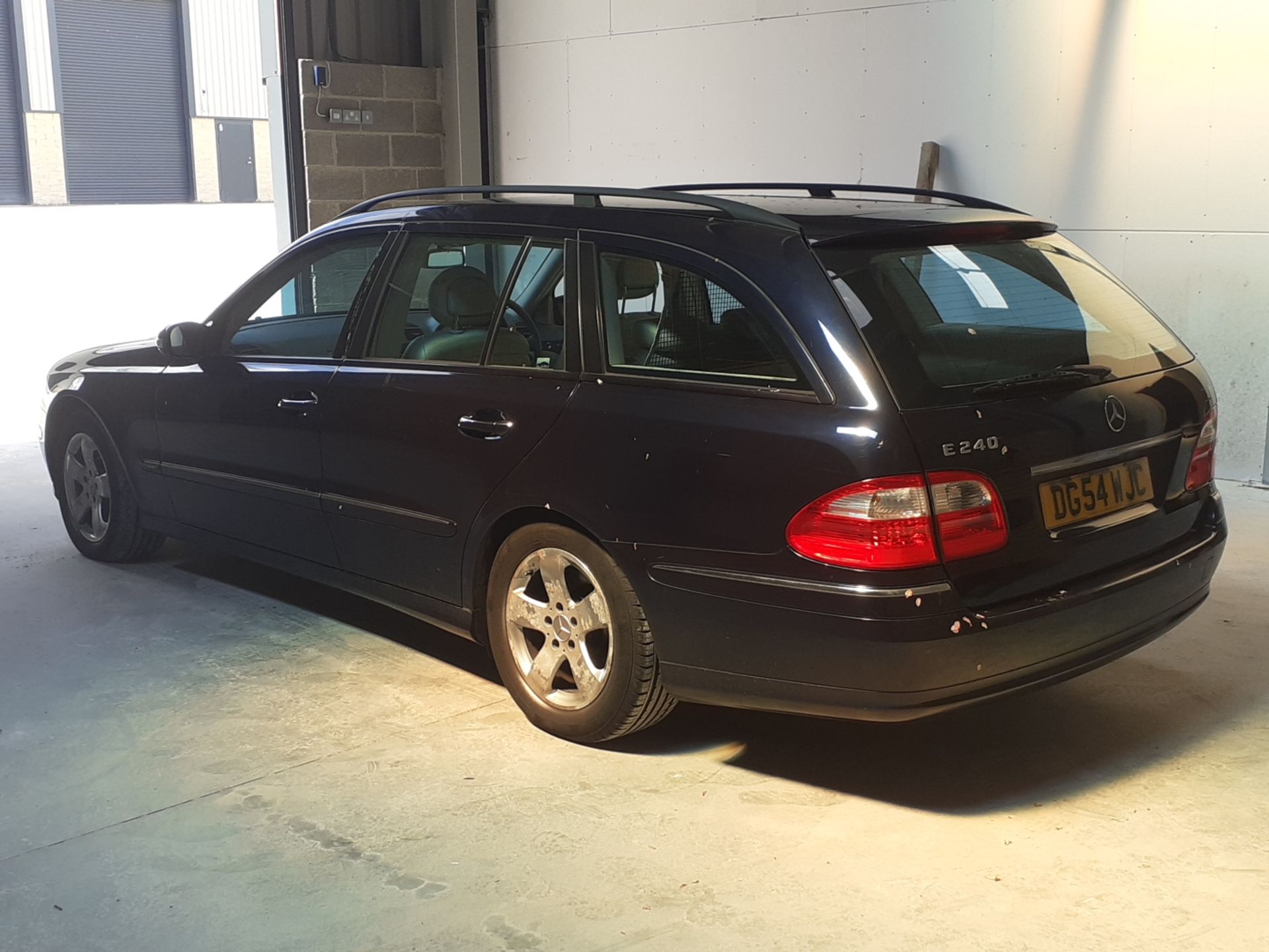 2004 MERCEDES E240 AVANTGARDE BLUE ESTATE, SHOWING 124,000 MILES, 2597CC PETROL ENGINE *NO VAT* - Image 5 of 10