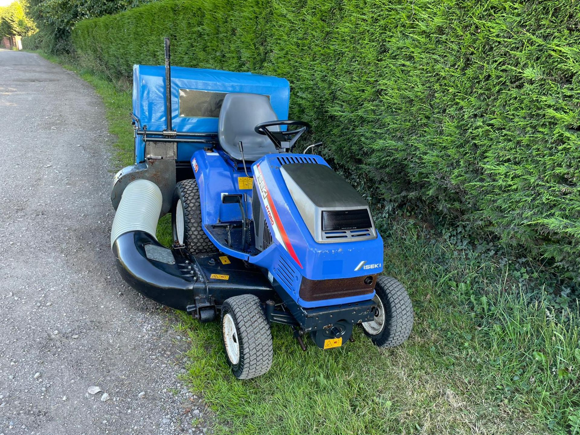 ISEKI SG153 DIESEL RIDE ON MOWER WITH REAR COLLECTOR, SHOWING A LOW AND GENUINE 991 HOURS *PLUS VAT* - Image 2 of 14