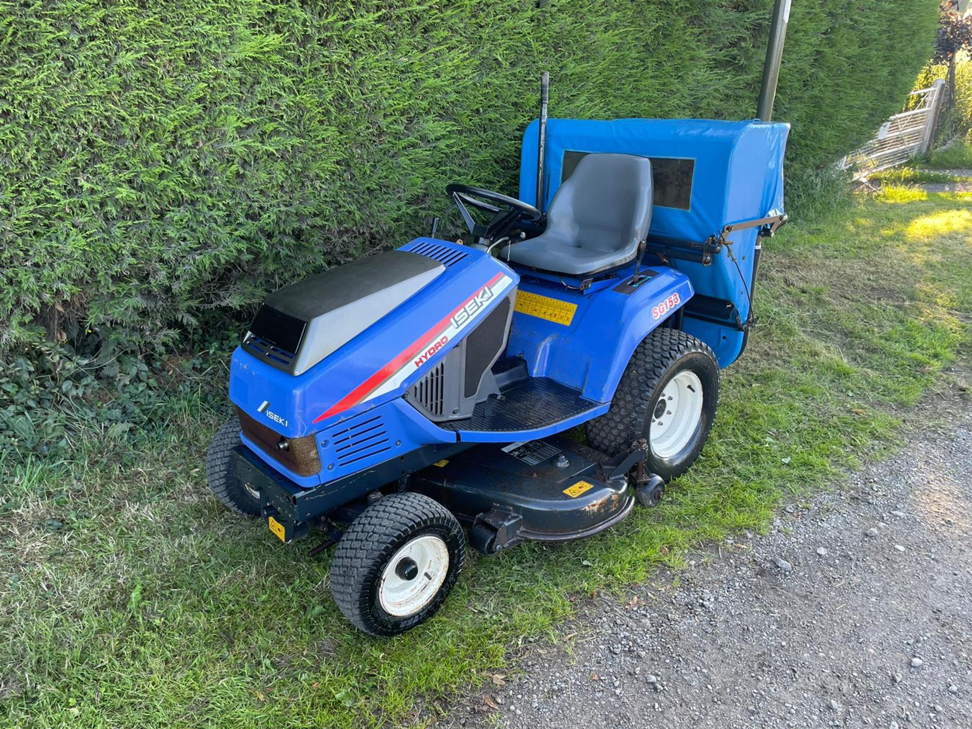 ISEKI SG153 DIESEL RIDE ON MOWER WITH REAR COLLECTOR, SHOWING A LOW AND GENUINE 991 HOURS *PLUS VAT* - Image 4 of 14