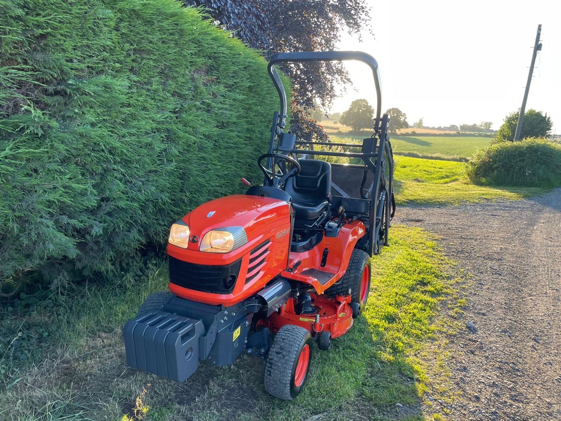 2015 KUBOTA G23-II HIGH TIP RIDE ON MOWER, RUNS DRIVES CUTS COLLECTS WELL, A LOW 533 HOURS*PLUS VAT - Image 3 of 19