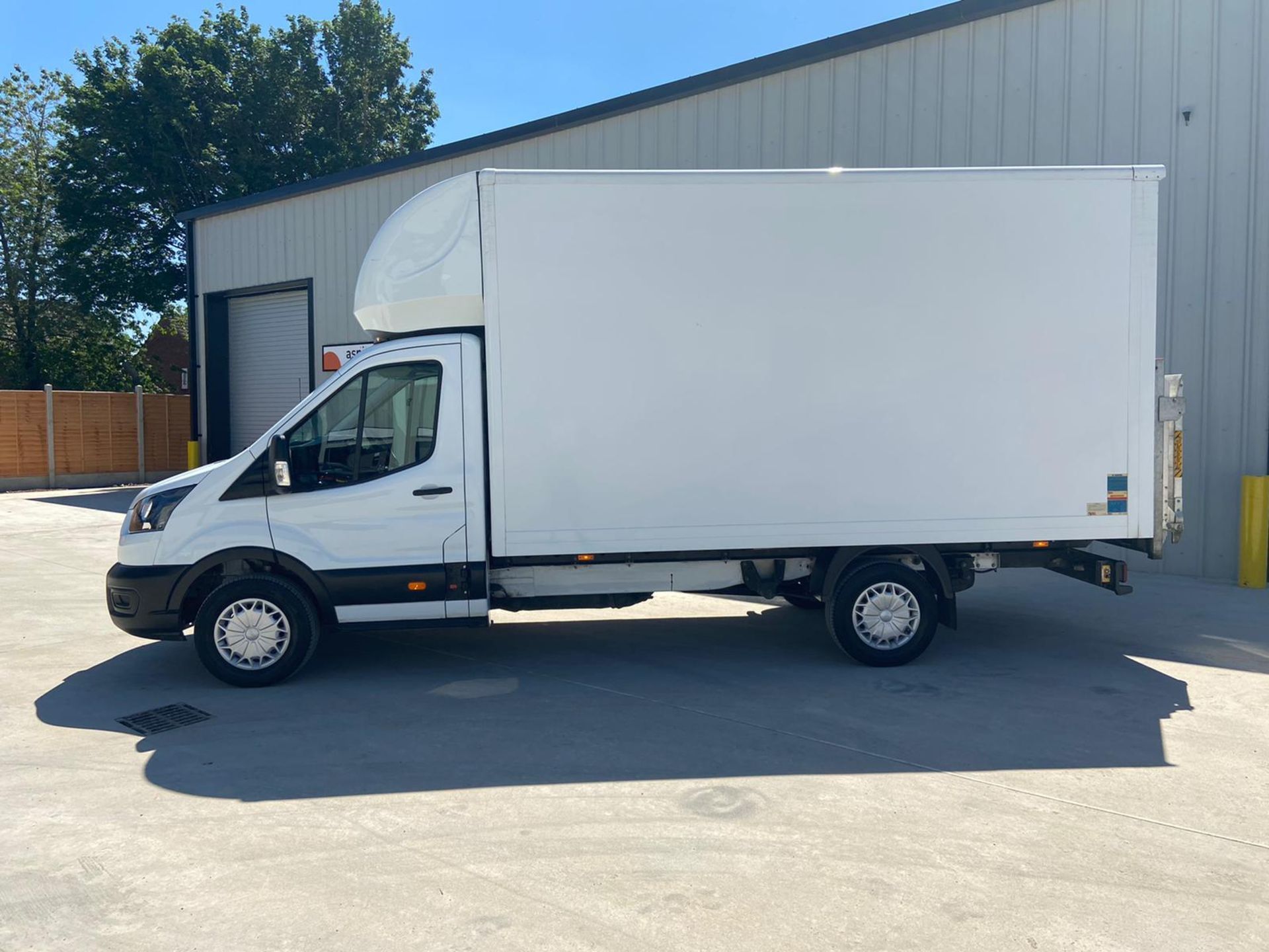 2020/20 REG FORD TRANSIT 350 LEADER ECOBLUE 2.0 DIESEL WHITE LUTON VAN WITH TAIL LIFT, 32,000 MILES - Image 4 of 16