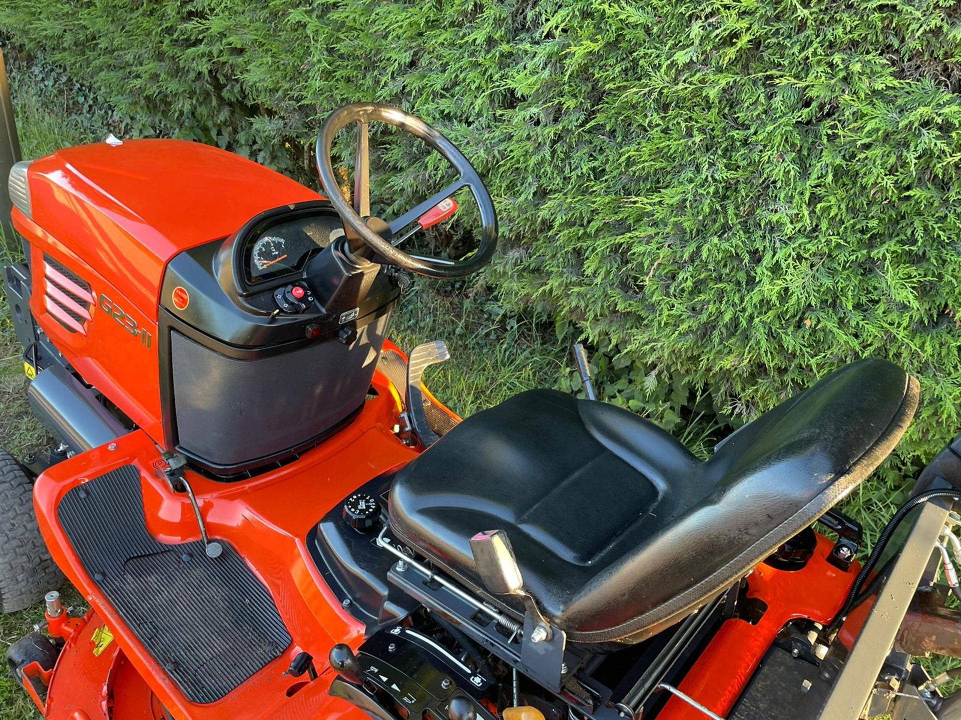 2015 KUBOTA G23-II HIGH TIP RIDE ON MOWER, RUNS DRIVES CUTS COLLECTS WELL, A LOW 533 HOURS*PLUS VAT - Image 8 of 19