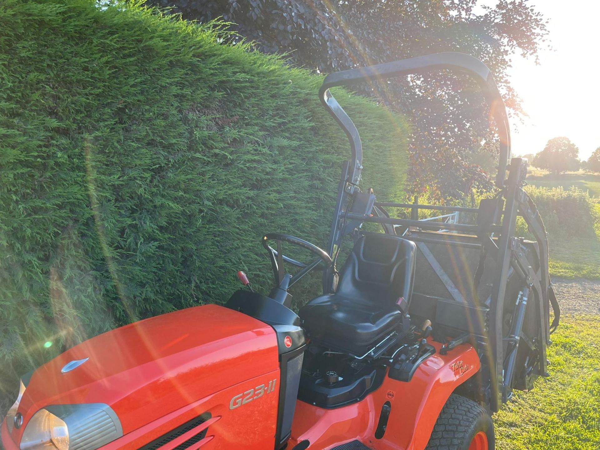 2015 KUBOTA G23-II HIGH TIP RIDE ON MOWER, RUNS DRIVES CUTS COLLECTS WELL, A LOW 533 HOURS*PLUS VAT - Image 9 of 19