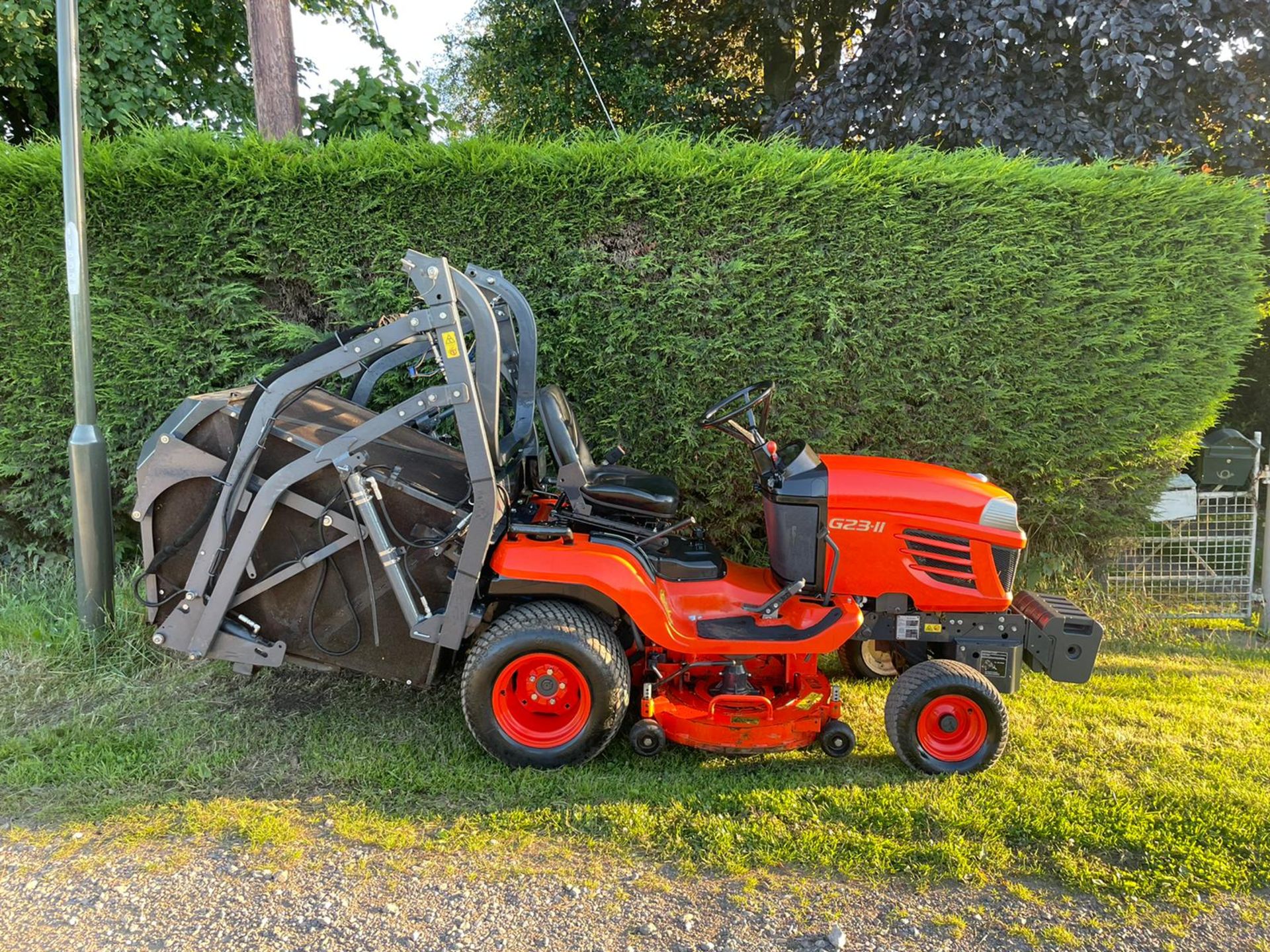 2015 KUBOTA G23-II HIGH TIP RIDE ON MOWER, RUNS DRIVES CUTS COLLECTS WELL, A LOW 533 HOURS*PLUS VAT - Image 5 of 19