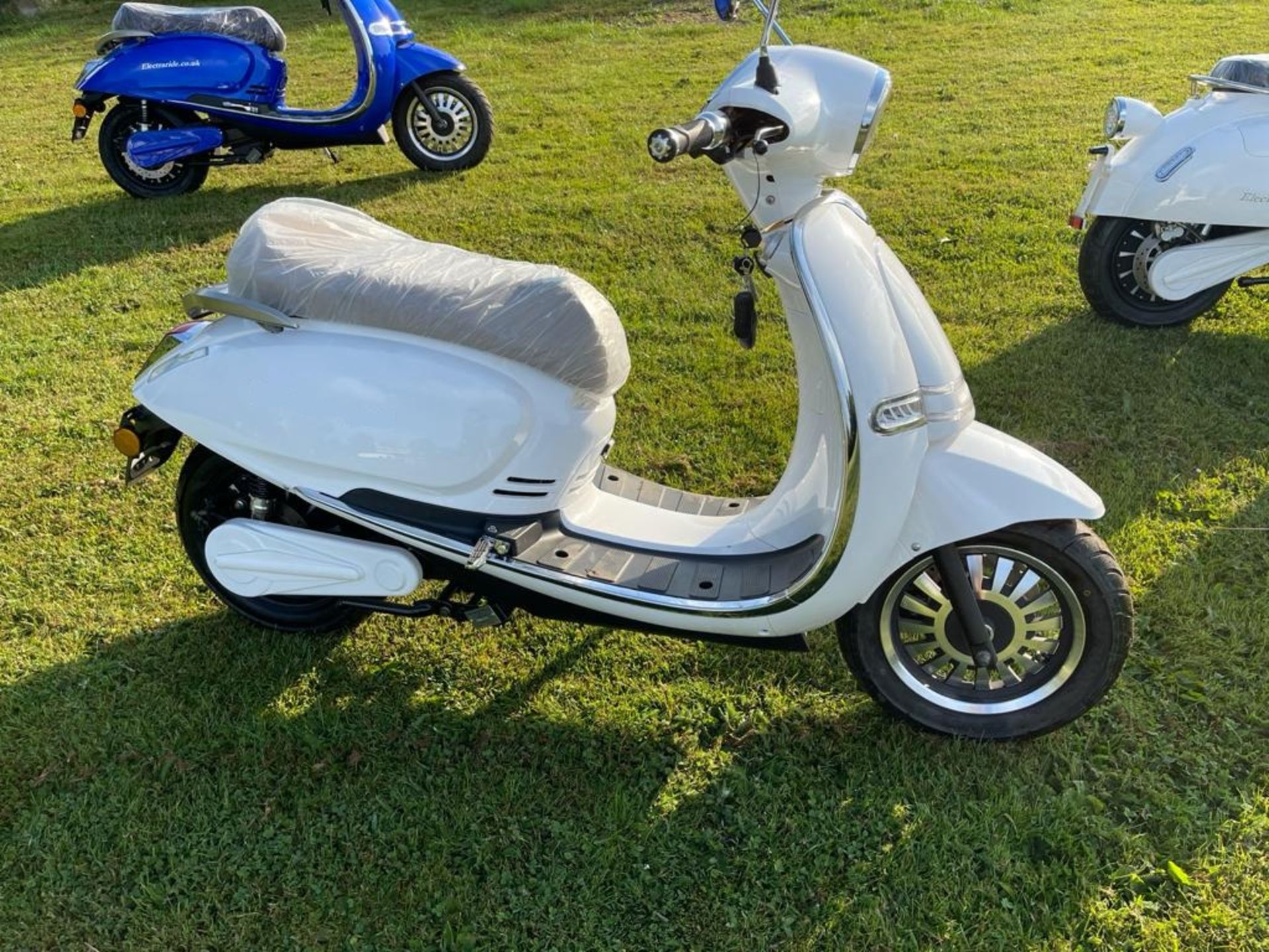 2021/71 WHITE MILANO ELECTRIC SCOOTER, 4000W, MAX SPEED OF 50mph, 72v VESPA / LAMBRETTA STYLE *+ VAT - Image 3 of 15