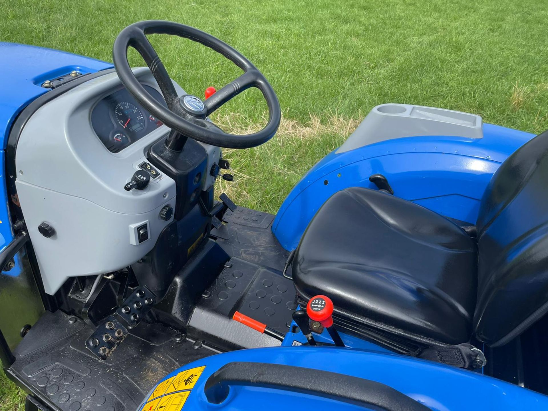 2018 NEW HOLLAND BOOMER 30 COMPACT TRACTOR, RUNS AND DRIVES, SHOWING A LOW 975 HOURS *PLUS VAT* - Image 8 of 9