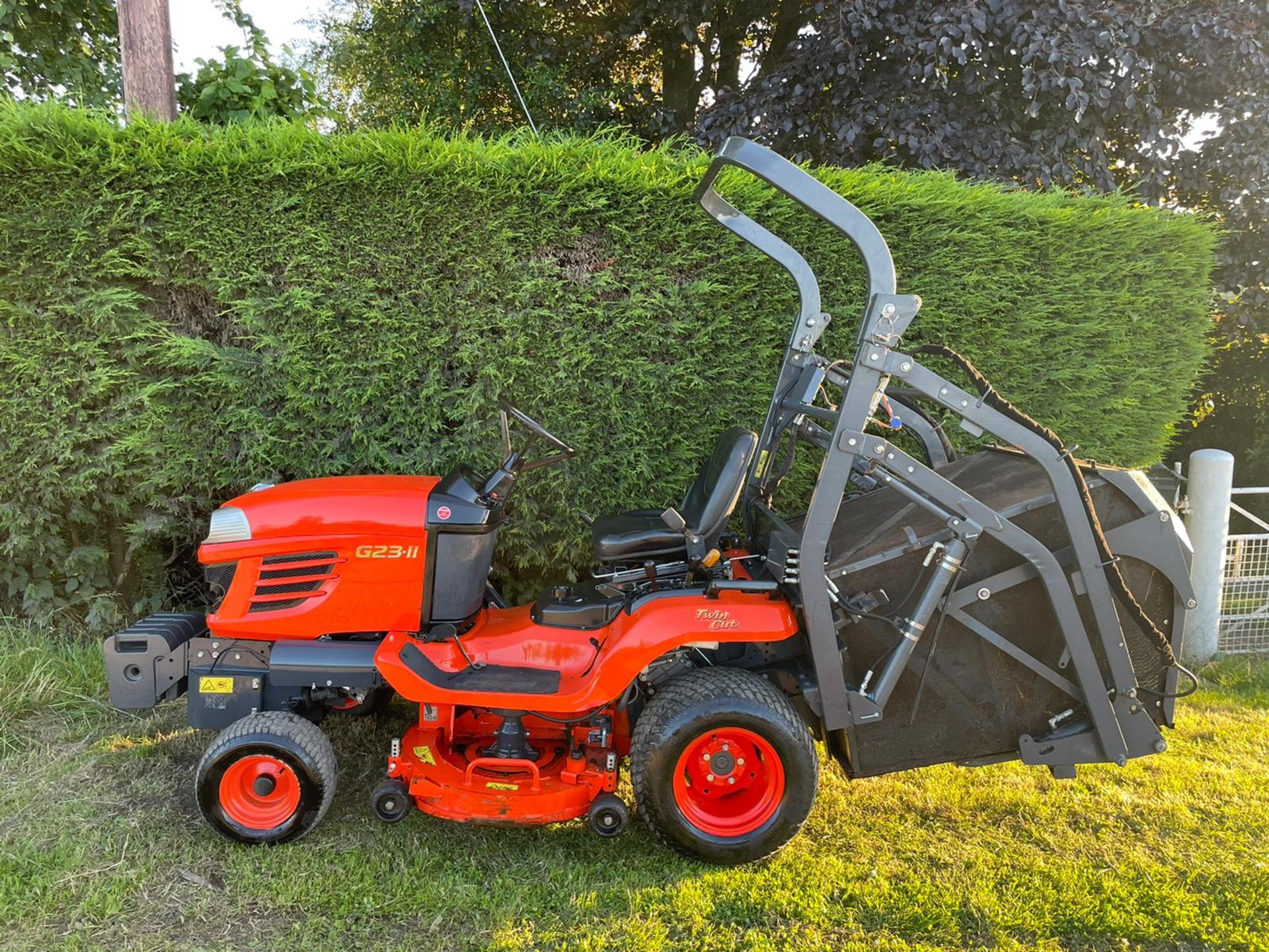 2015 KUBOTA G23-II HIGH TIP RIDE ON MOWER, RUNS DRIVES CUTS COLLECTS WELL, A LOW 533 HOURS*PLUS VAT - Image 2 of 19