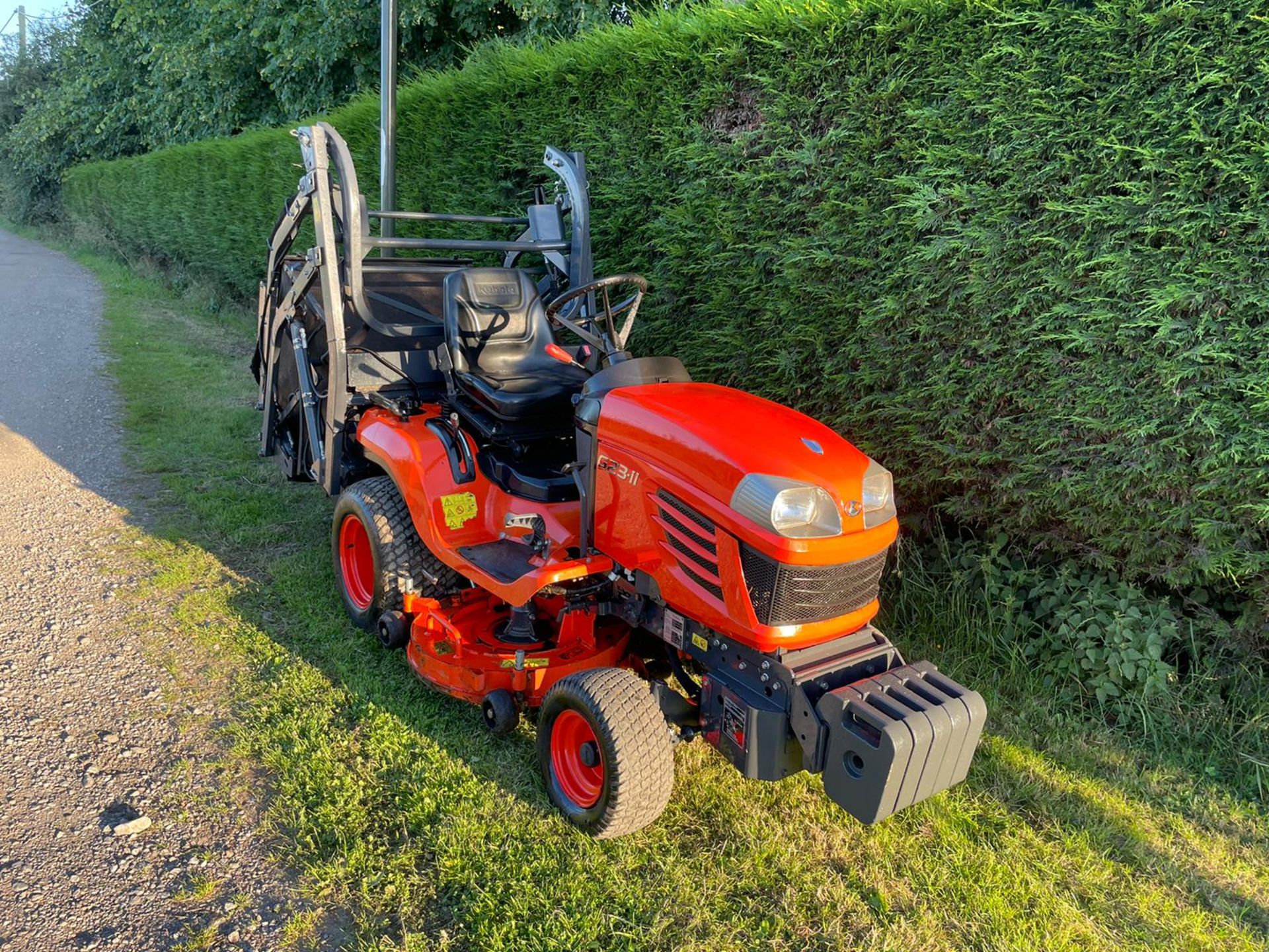 2015 KUBOTA G23-II HIGH TIP RIDE ON MOWER, RUNS DRIVES CUTS COLLECTS WELL, A LOW 533 HOURS*PLUS VAT - Image 4 of 19