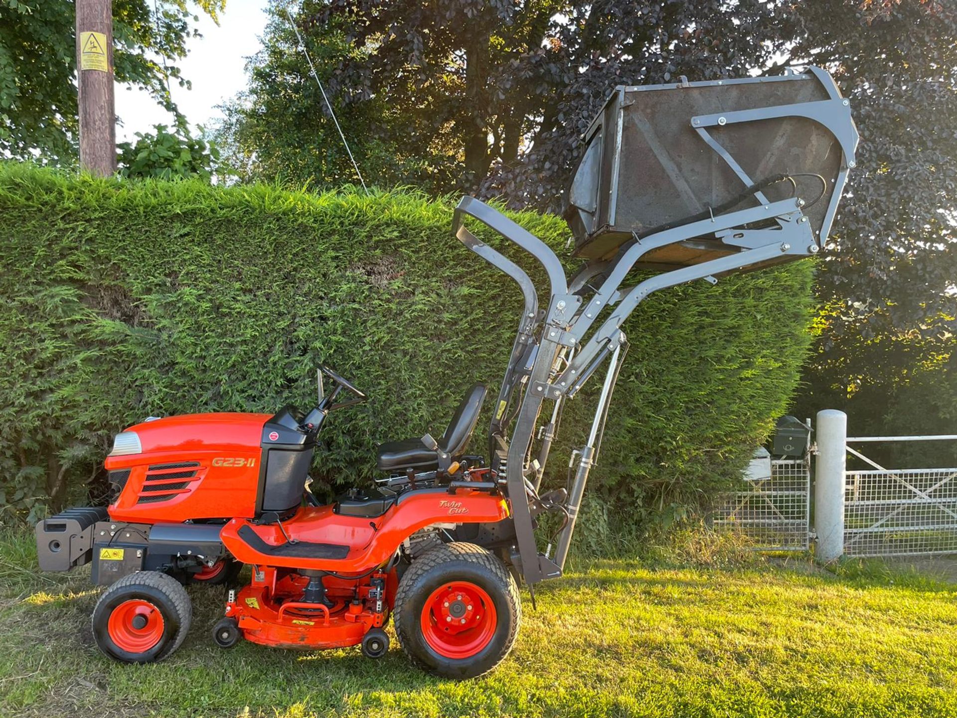 2015 KUBOTA G23-II HIGH TIP RIDE ON MOWER, RUNS DRIVES CUTS COLLECTS WELL, A LOW 533 HOURS*PLUS VAT