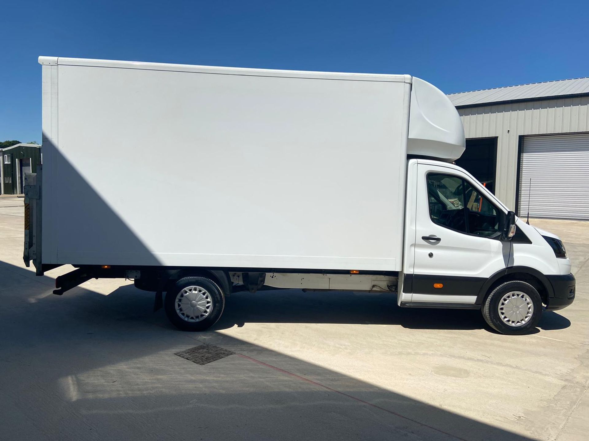 2020/20 REG FORD TRANSIT 350 LEADER ECOBLUE 2.0 DIESEL WHITE LUTON VAN WITH TAIL LIFT, 32,000 MILES - Image 10 of 16