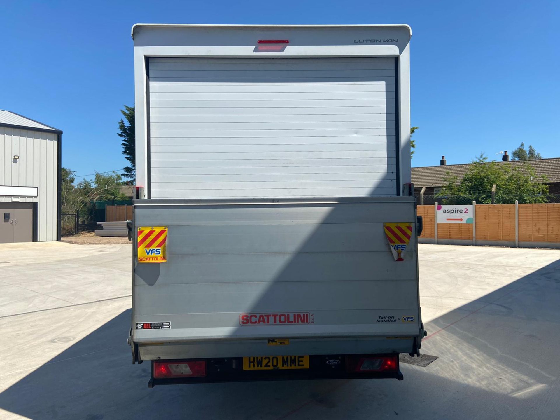 2020/20 REG FORD TRANSIT 350 LEADER ECOBLUE 2.0 DIESEL WHITE LUTON VAN WITH TAIL LIFT, 32,000 MILES - Image 8 of 16