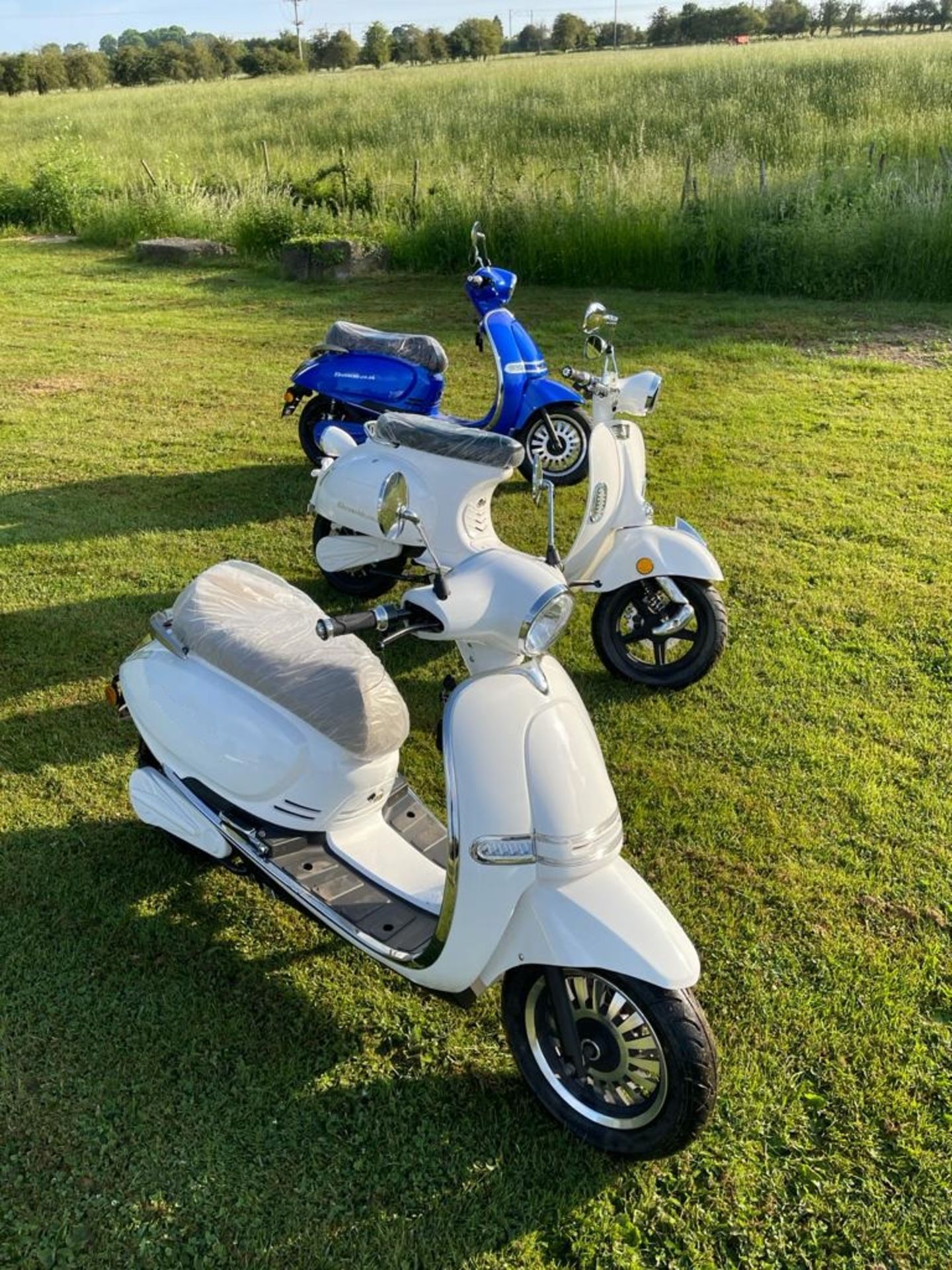 2021/71 WHITE MILANO ELECTRIC SCOOTER, 4000W, MAX SPEED OF 50mph, 72v VESPA / LAMBRETTA STYLE *+ VAT - Image 5 of 15