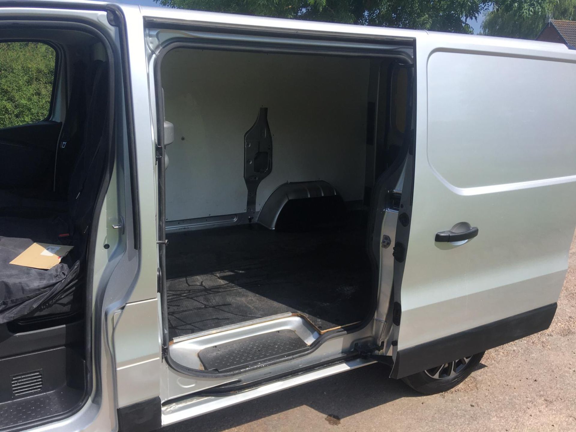 2019 VAUXHALL VIVARO 2700 CDTI S/S SILVER PANEL VAN, 1.6 DIESEL ENGINE, 54,566 MILES *NO VAT* - Image 14 of 21