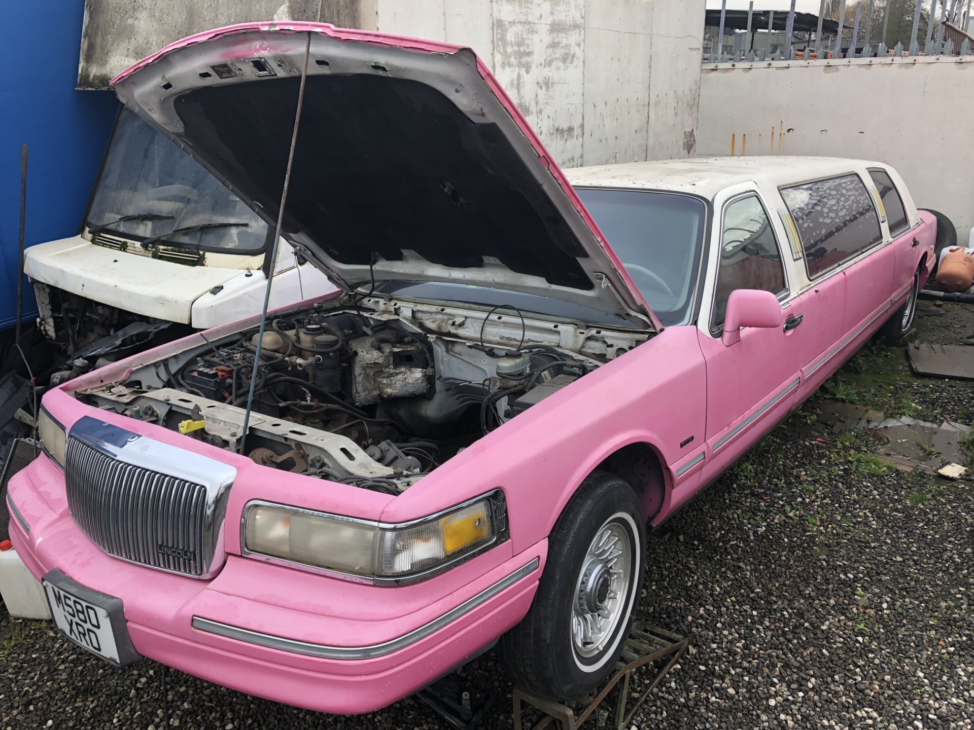 1995 LINCOLN TOWN CAR CLASSIC PINK LIMO, NO ENGINE OR GEARBOX, SOLD AS SPARES / REPAIRS *NO VAT*
