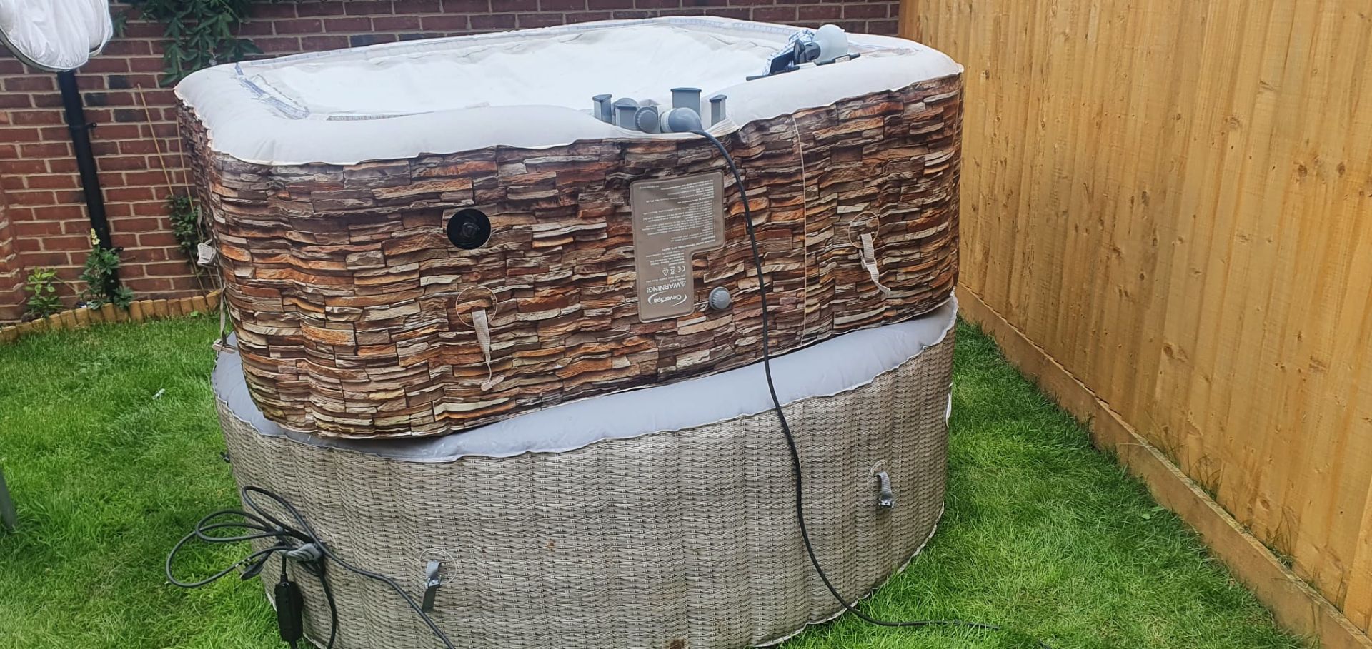 CLEVERSPA SORRENTO 6 PERSON INFLATABLE HOT TUB SPA WITH LED LIGHTS, IN USED CONDITION *NO VAT* - Image 3 of 8