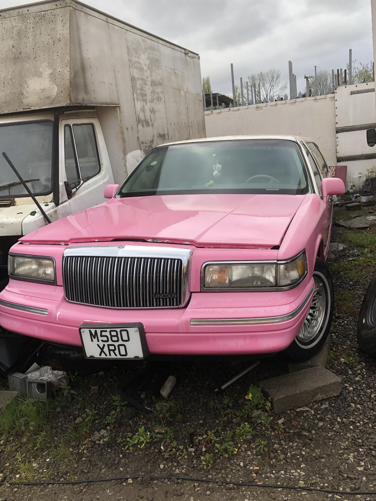 1995 LINCOLN TOWN CAR CLASSIC PINK LIMO, NO ENGINE OR GEARBOX, SOLD AS SPARES / REPAIRS *NO VAT* - Image 2 of 4
