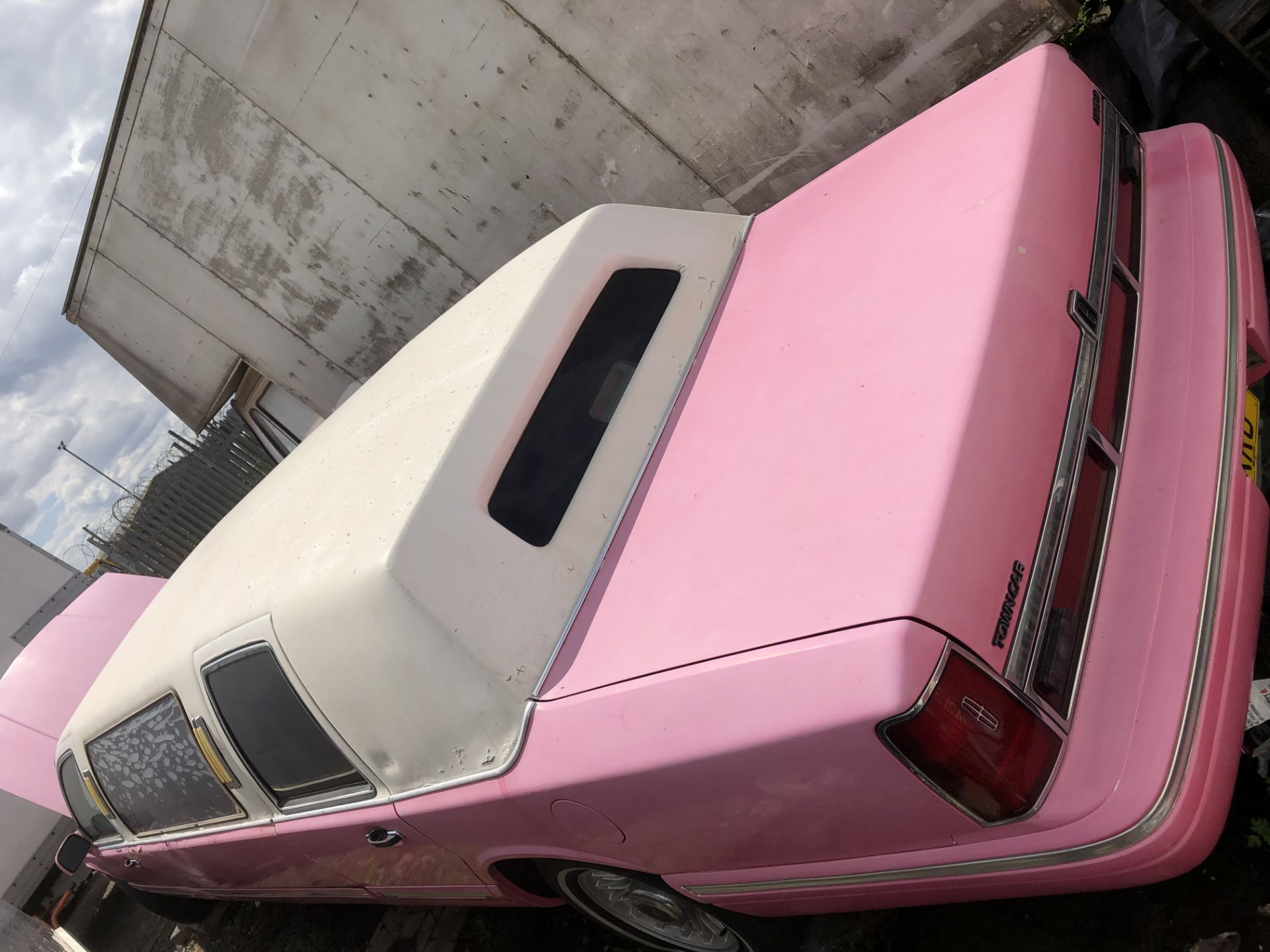 1995 LINCOLN TOWN CAR CLASSIC PINK LIMO, NO ENGINE OR GEARBOX, SOLD AS SPARES / REPAIRS *NO VAT* - Image 3 of 4