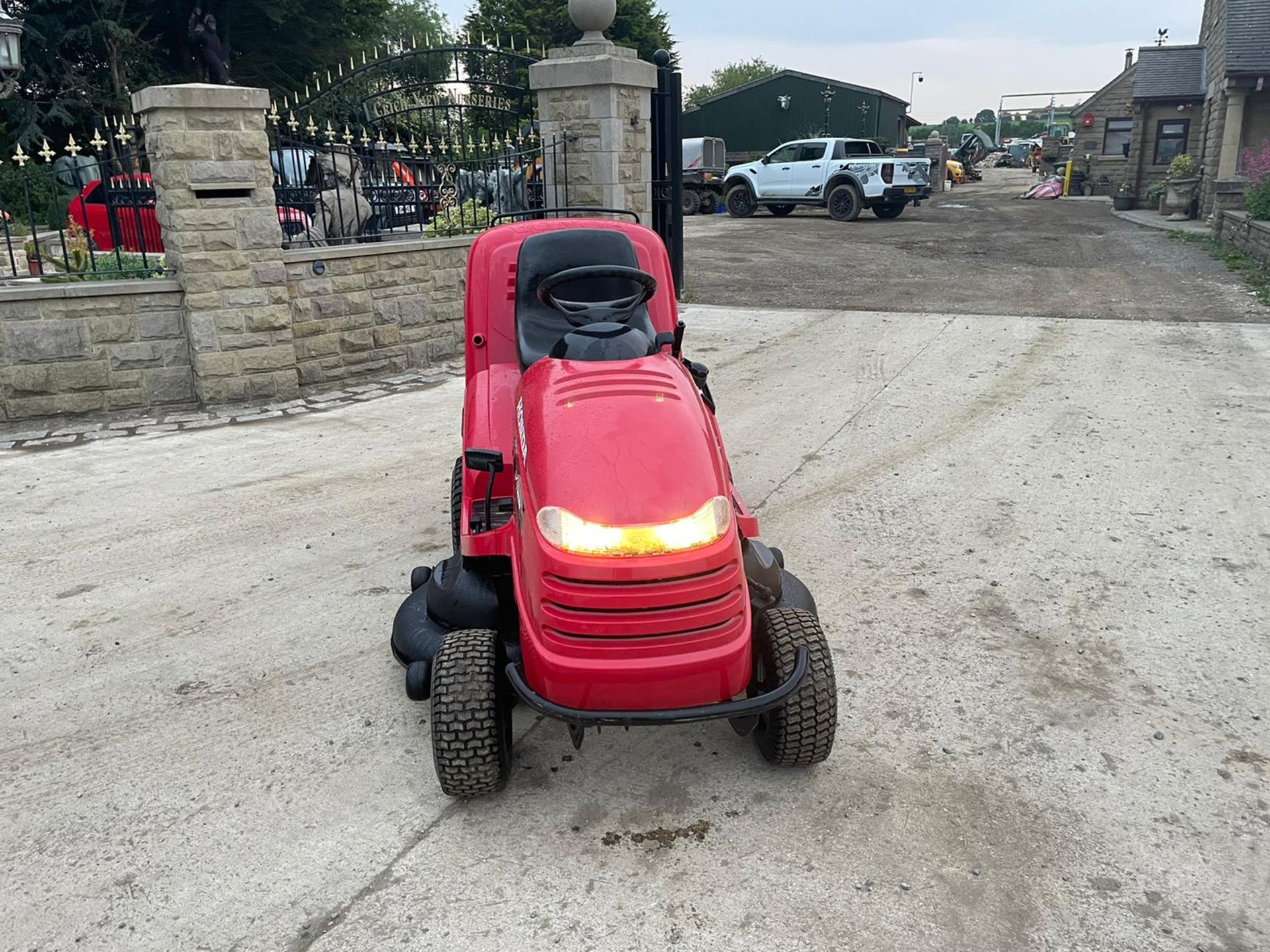 HONDA 2620V TWIN RIDE ON MOWER, RUNS DRIVES AND CUTS, 20hp HONDA V TWIN ENGINE *NO VAT* - Image 3 of 8