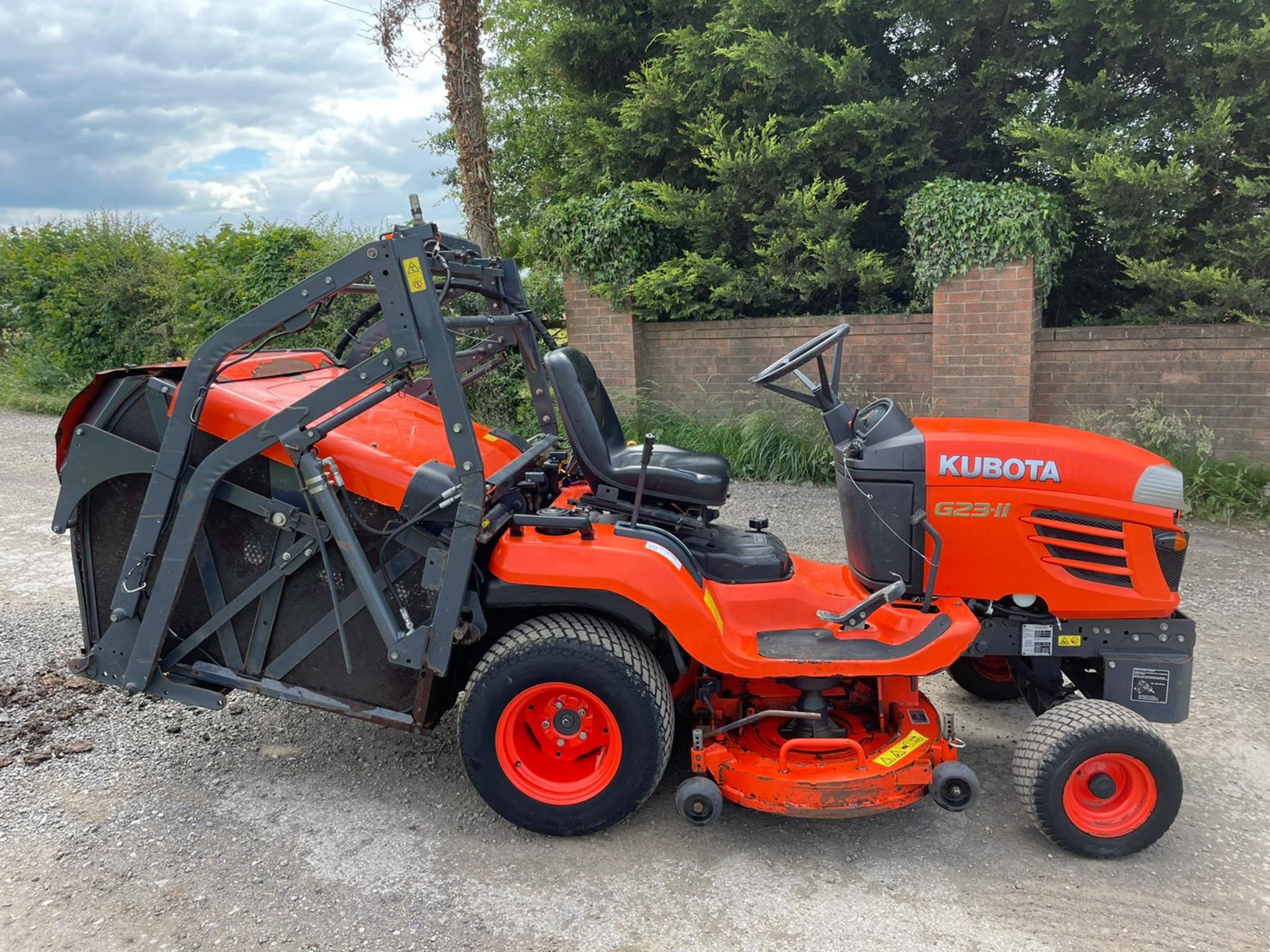 2013 KUBOTA G23-II RIDE ON HIGH TIP MOWER, RUNS AND DRIVES, SHOWING A LOW 771 HOURS *PLUS VAT* - Image 3 of 11