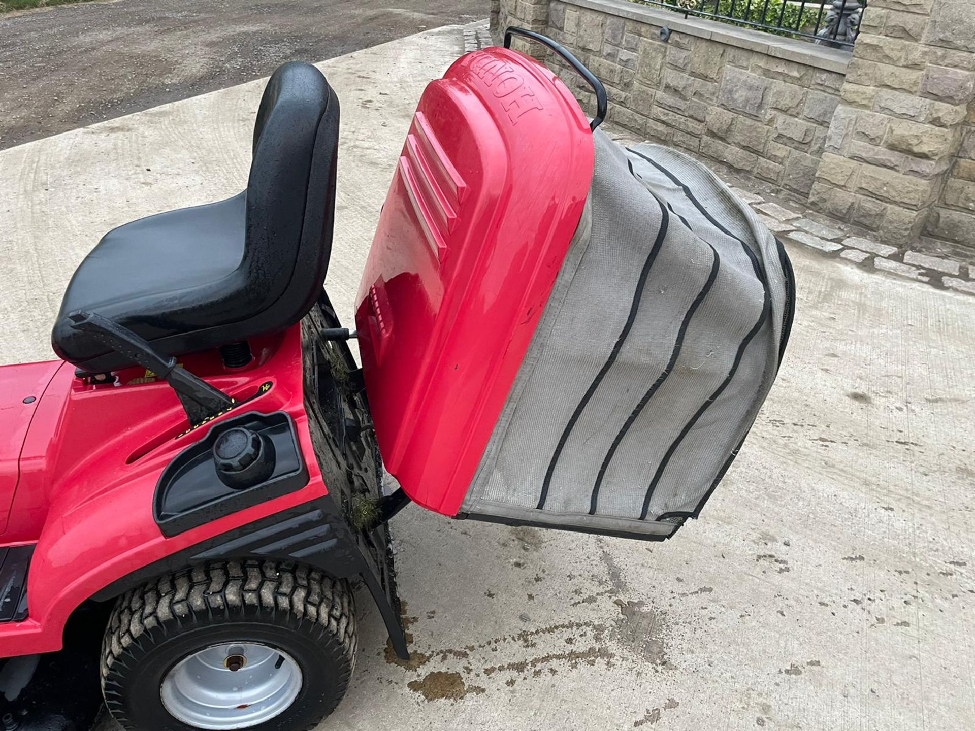 HONDA 2620V TWIN RIDE ON MOWER, RUNS DRIVES AND CUTS, 20hp HONDA V TWIN ENGINE *NO VAT* - Image 5 of 8