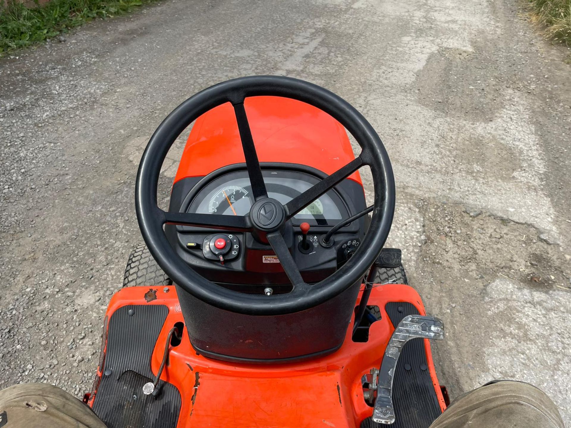 2013 KUBOTA G23-II RIDE ON HIGH TIP MOWER, RUNS AND DRIVES, SHOWING A LOW 771 HOURS *PLUS VAT* - Image 7 of 11