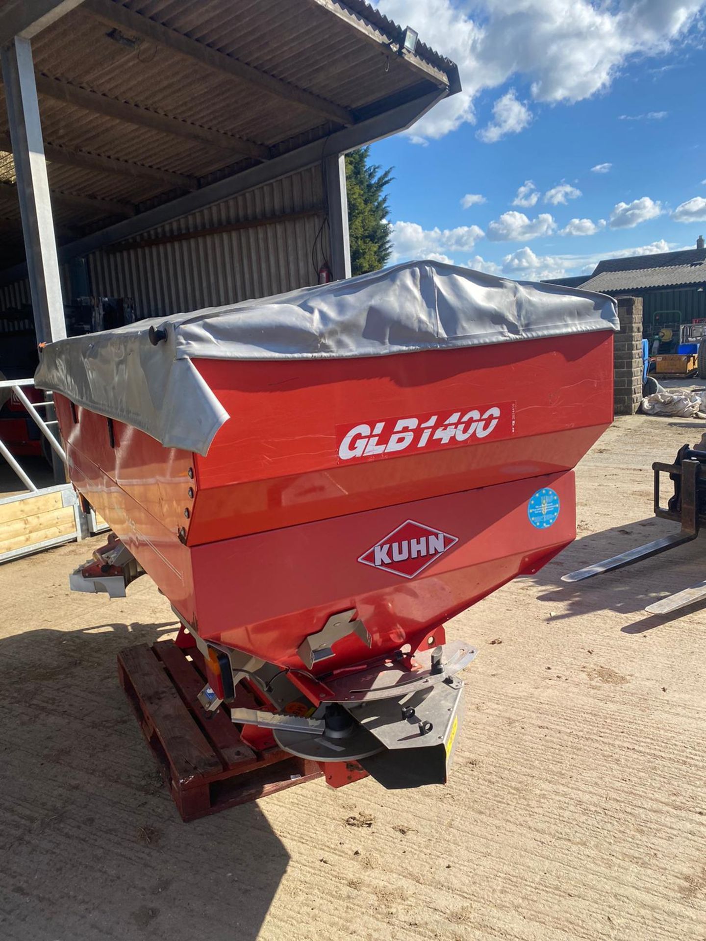 KUHN GLB1400 FERTILISER SPREADER SPINNER, IN WORKING CONDITION, COMES WITH PTO READY TO USE *NO VAT* - Image 2 of 7