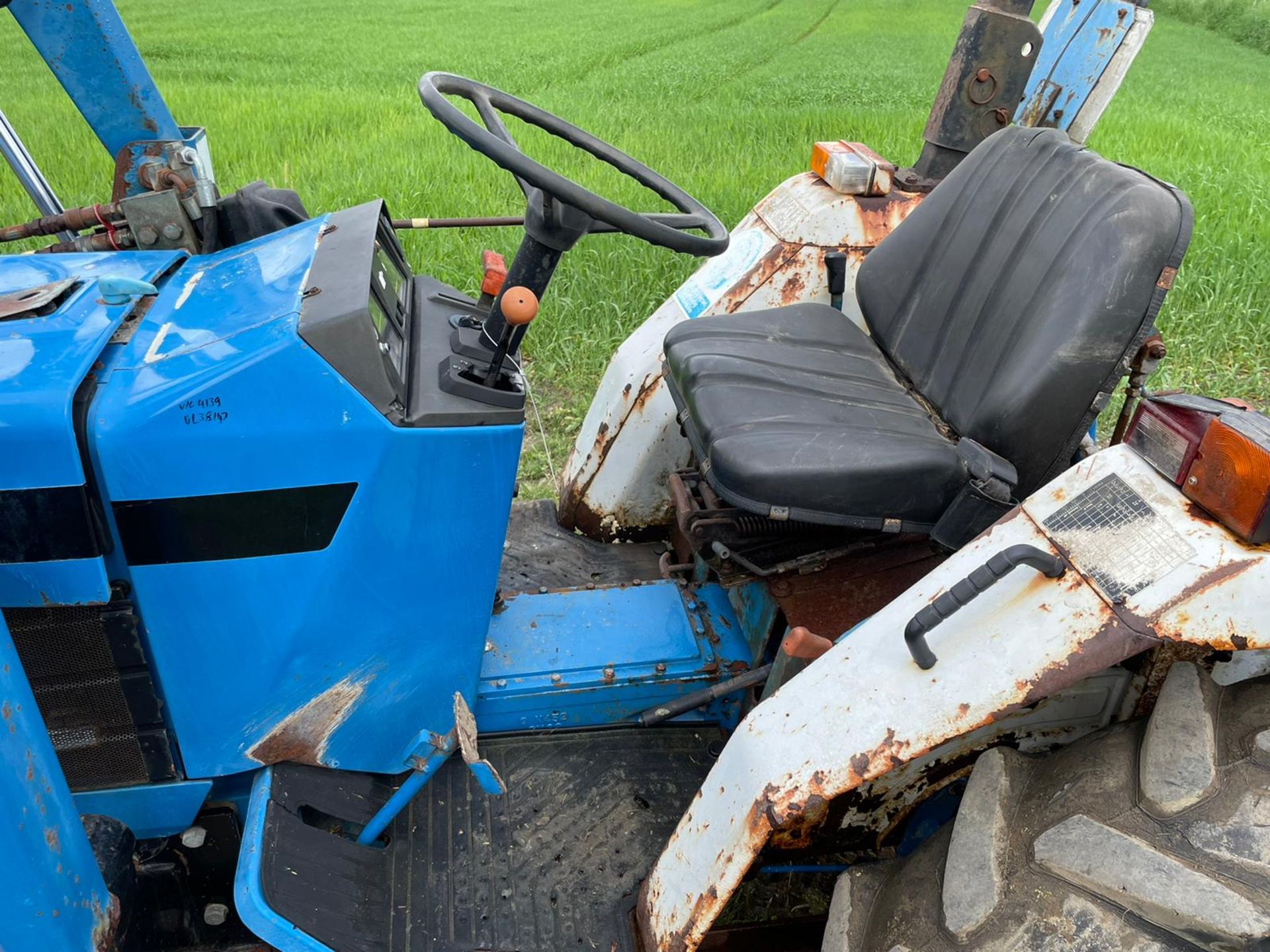 FORD/ NEW HOLLAND 1720 TRACTOR WITH LOADER AND BUCKET, SHOWING A LOW 2956 HOURS *PLUS VAT* - Image 13 of 17