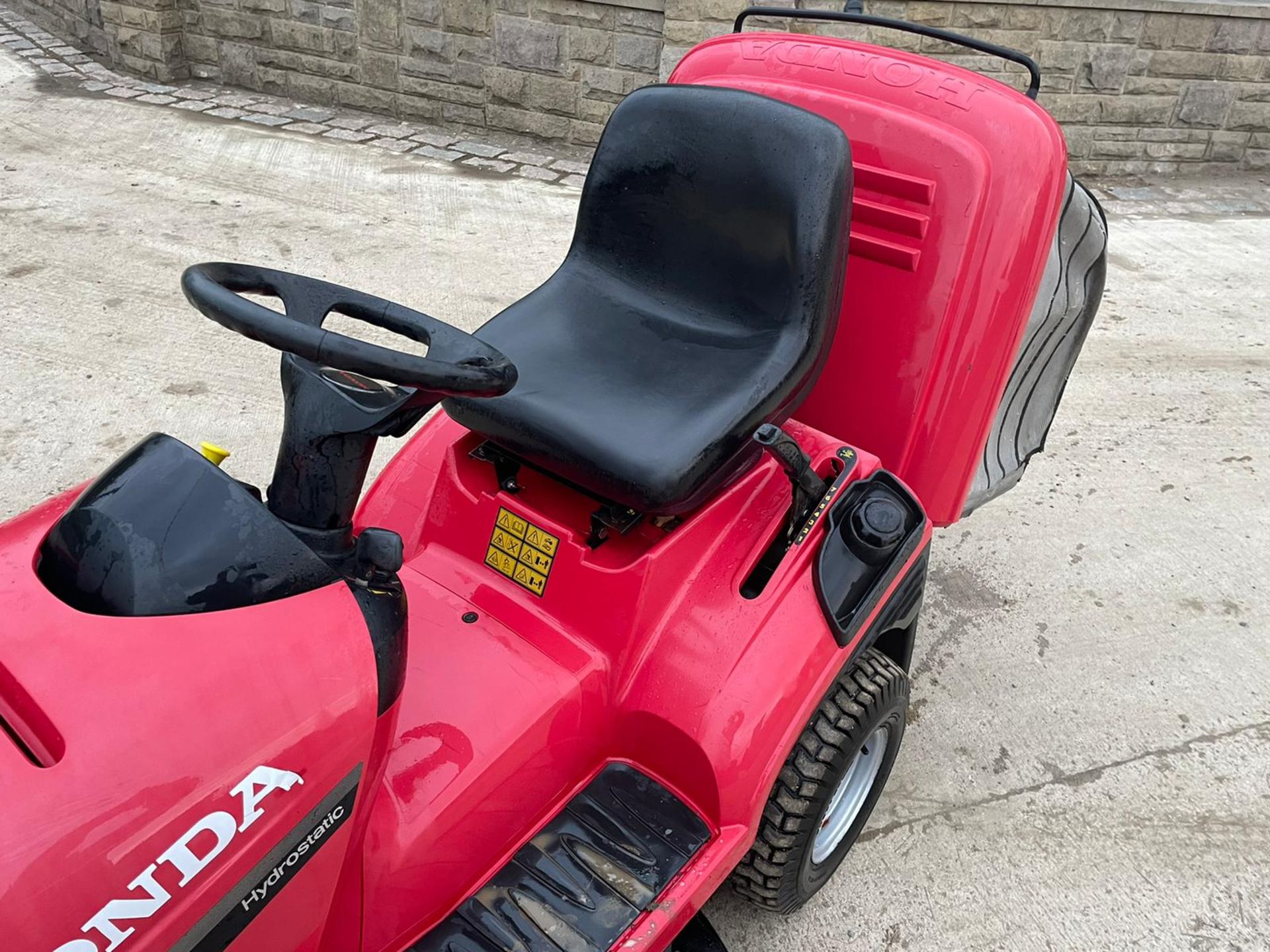 HONDA 2620V TWIN RIDE ON MOWER, RUNS DRIVES AND CUTS, 20hp HONDA V TWIN ENGINE *NO VAT* - Image 6 of 8