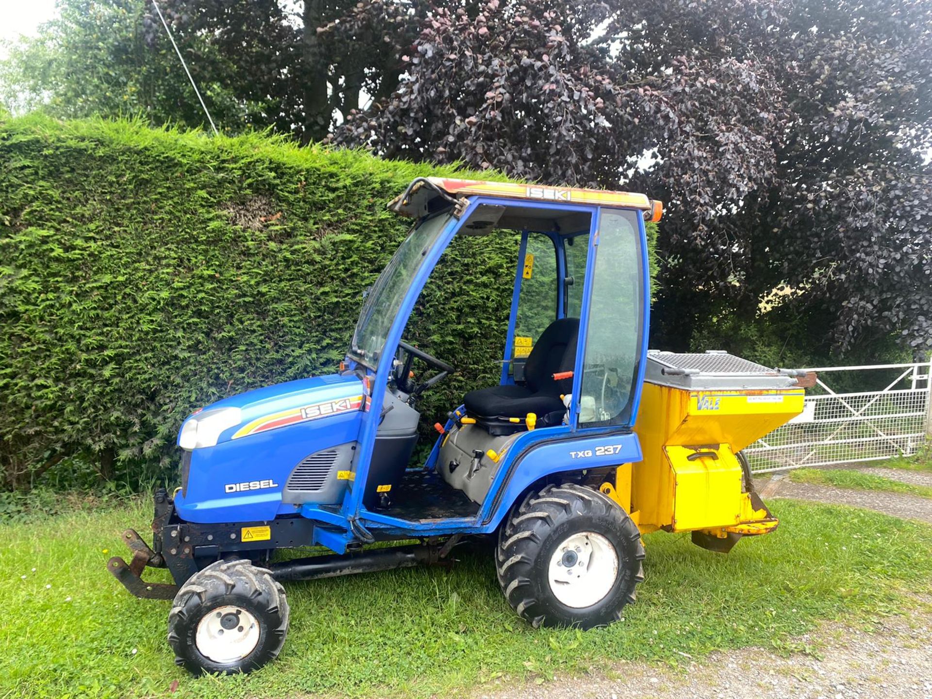 ISEKI TXG 237 COMPACT TRACTOR WITH SPREADER, 4 WHEEL DRIVE, 414 RECORDED HOURS *PLUS VAT* - Image 3 of 9