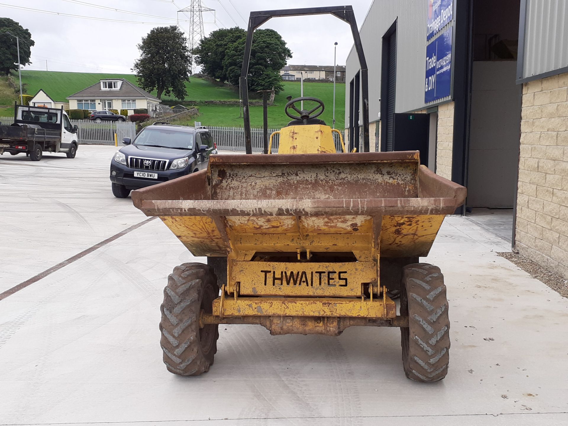 THWAITES 2 TONNE DUMPER, STARTS DRIVES TIPS, CHASSIS PLATE SHOWS 1998, WAS ROAD REGISTERED IN 2001 - Image 3 of 5