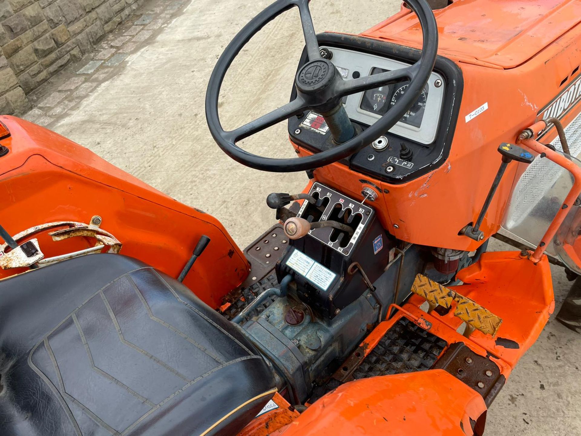 KUBOTA L2202DT COMPACT TRACTOR, RUNS AND DRIVES, 22hp, SHOWING 2135 HOURS *PLUS VAT* - Image 6 of 7