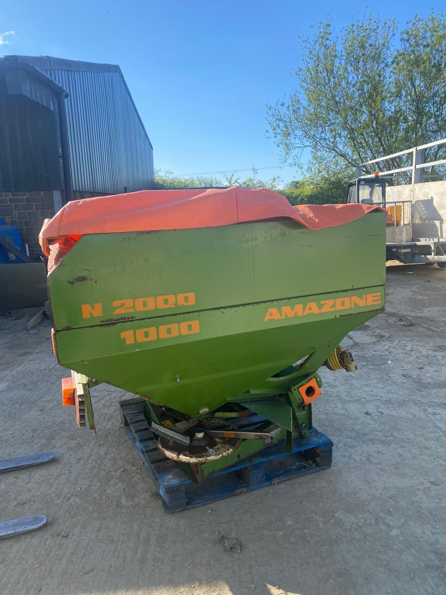 AMAZONE ZAM1000 FERTILISER SPREADER, IN WORKING ORDER, COMES WITH PTO *NO VAT* - Image 3 of 4