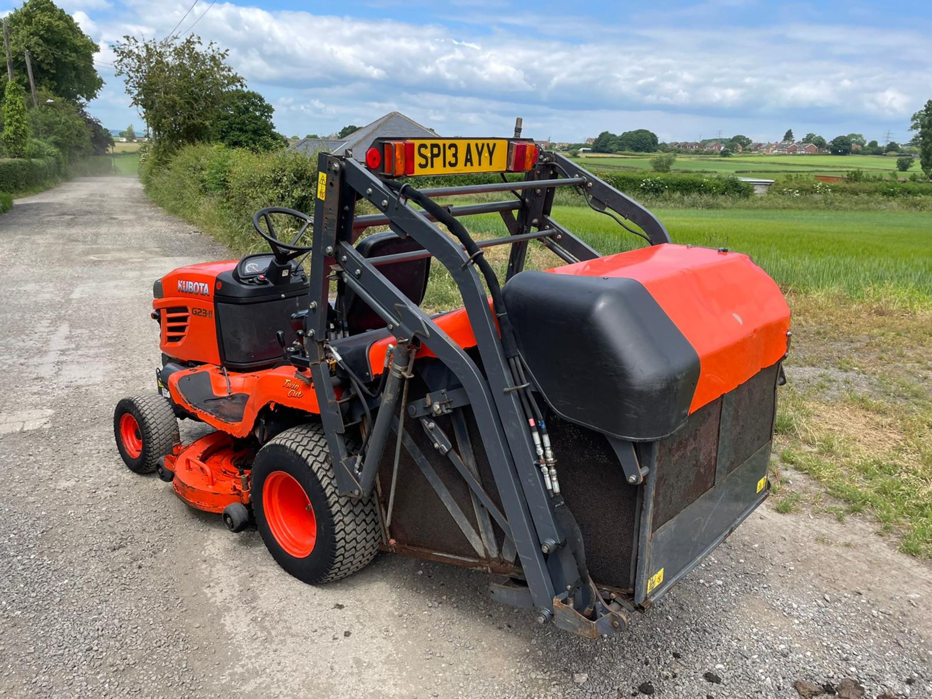 2013 KUBOTA G23-II RIDE ON HIGH TIP MOWER, RUNS AND DRIVES, SHOWING A LOW 771 HOURS *PLUS VAT* - Image 5 of 11
