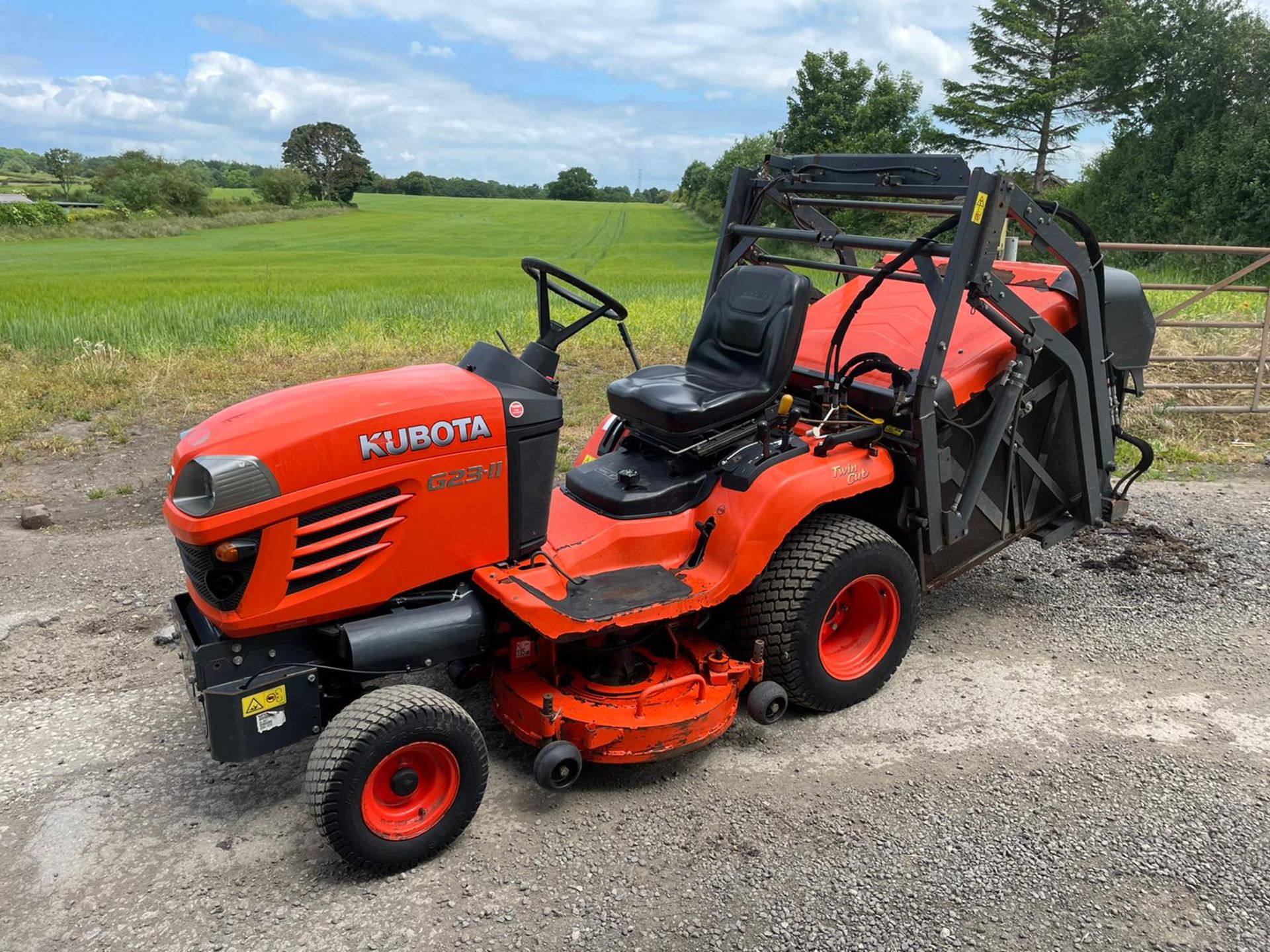 2013 KUBOTA G23-II RIDE ON HIGH TIP MOWER, RUNS AND DRIVES, SHOWING A LOW 771 HOURS *PLUS VAT* - Image 2 of 11