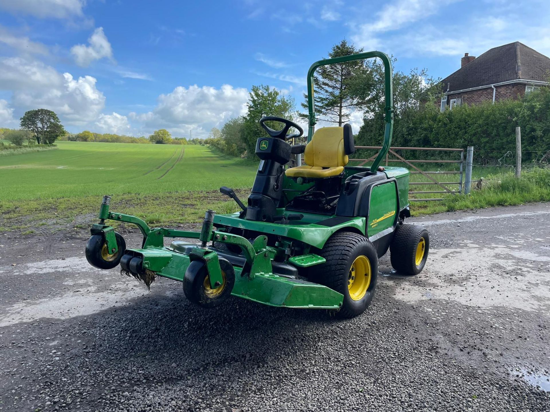 2011/60 JOHN DEERE 1545 RIDE ON MOWER, RUNS DRIVES AND CUTS, ROLL BAR, HYDROSTATIC *PLUS VAT* - Image 2 of 7