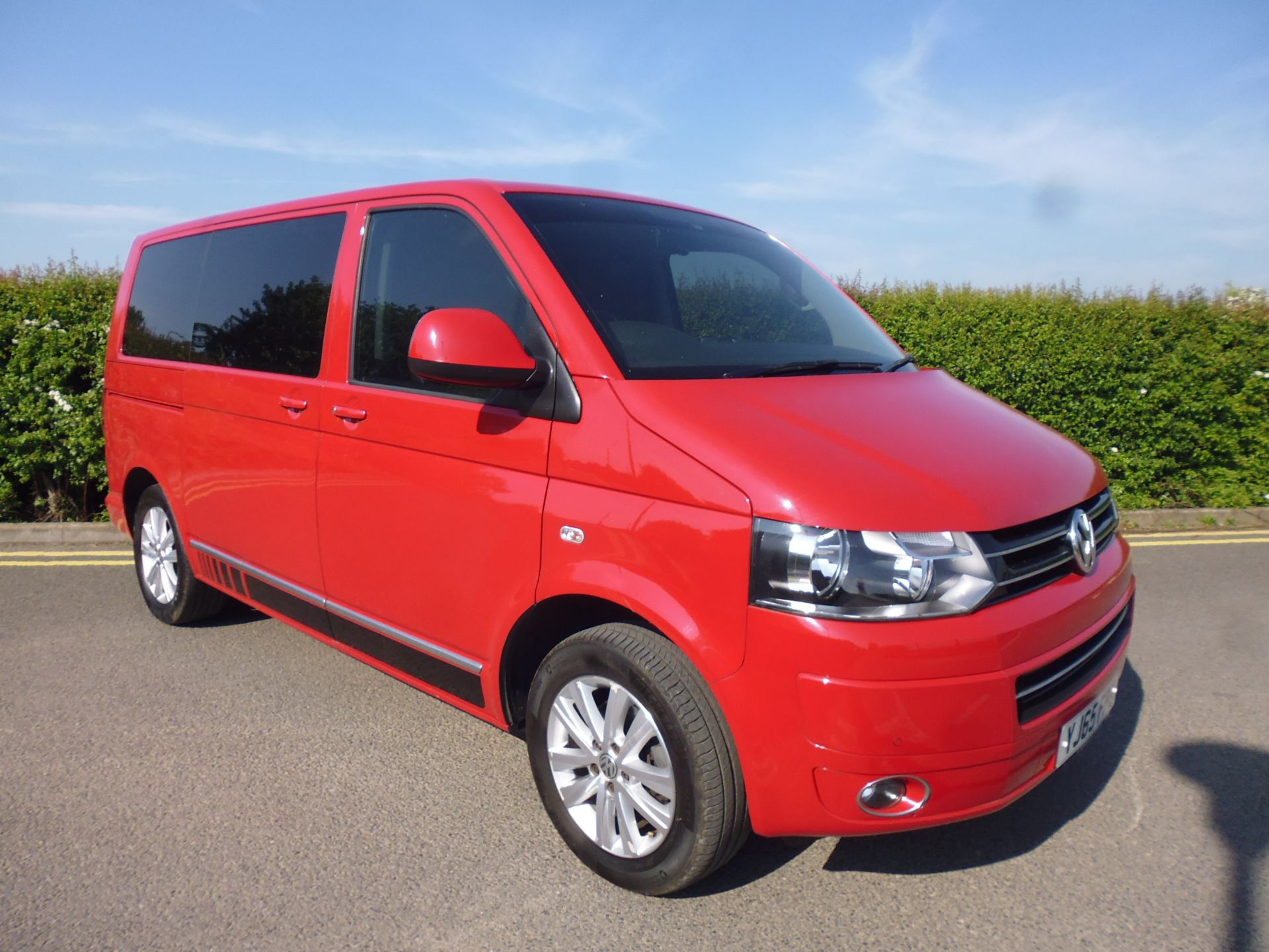 2015 VOLKSWAGEN RED CARAVELLE EXECUTIVE BMT TDI, AUTO, 2.0 DIESEL *NO VAT* - Image 2 of 10