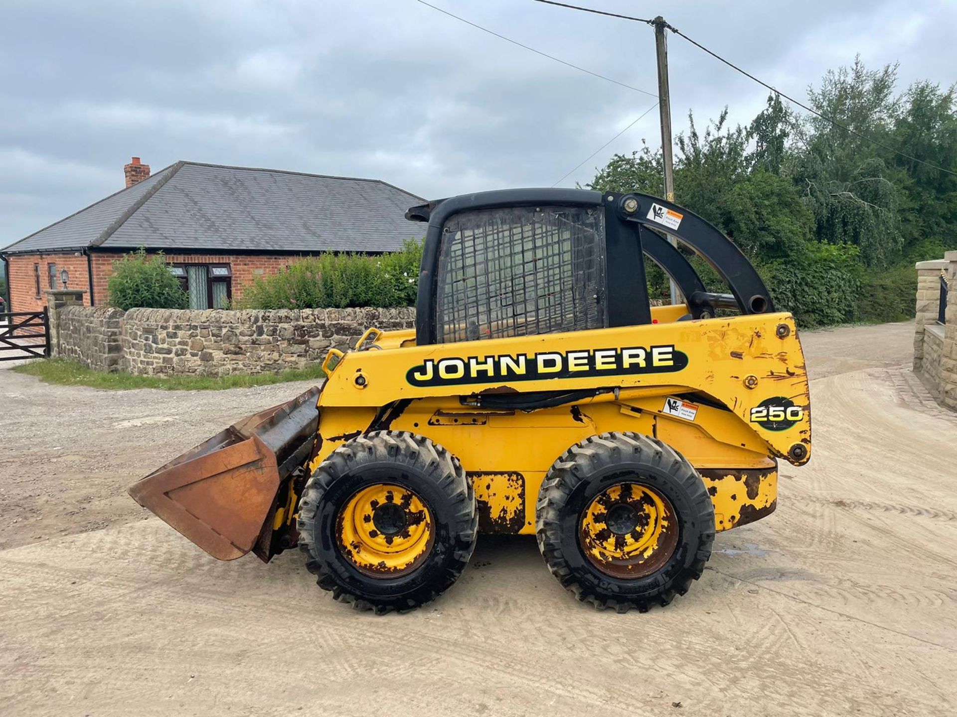 JOHN DEERE 250 SKIDSTEER, RUNS DRIVES AND LIFTS, SHOWING 3152 HOURS *PLUS VAT*