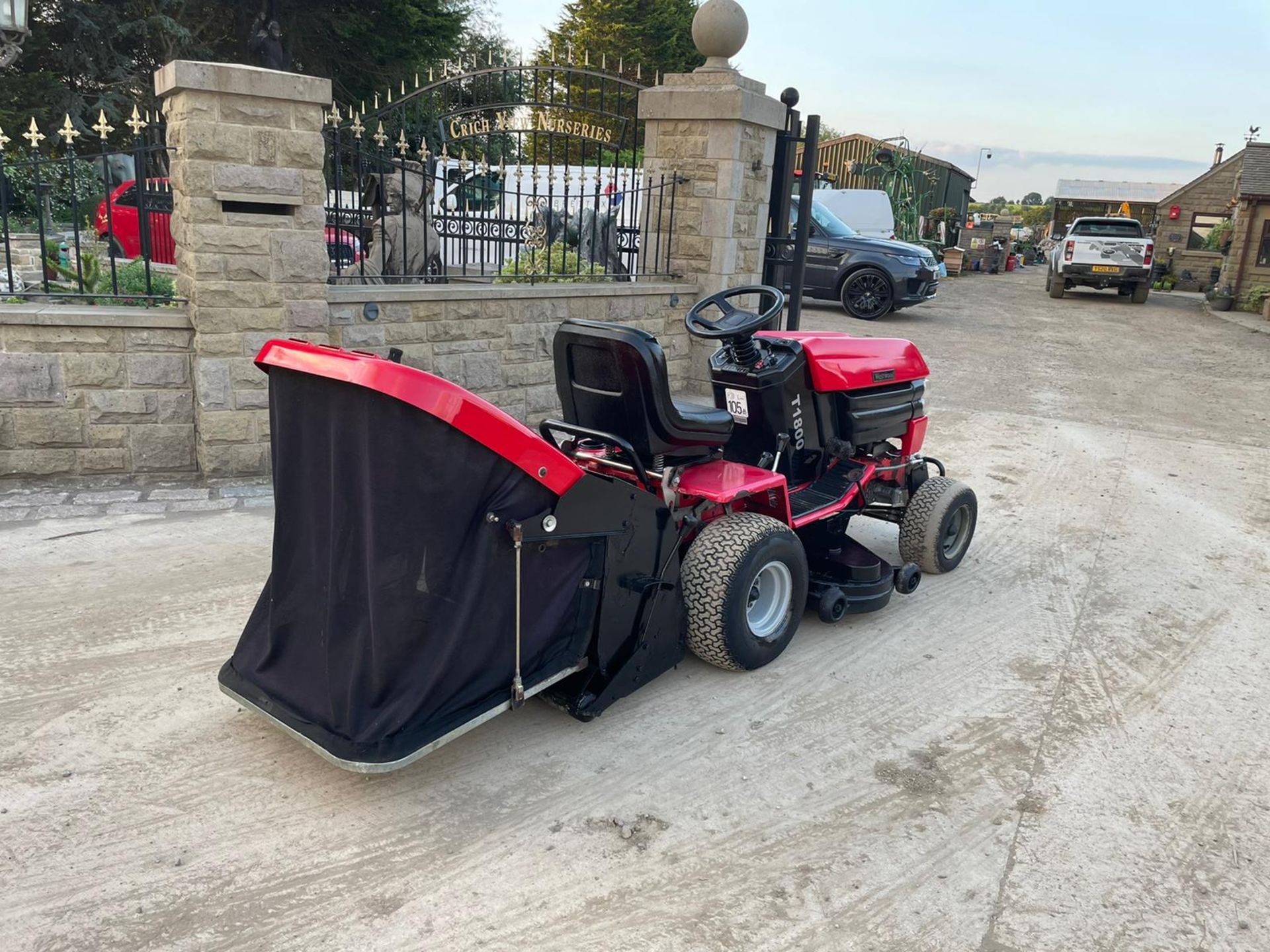 WESTWOOD T1800 4WD RIDE ON MOWER WITH WOOD CHIPPER, HYDROSTATIC, RUNS DRIVES AND CUTS *NO VAT* - Image 12 of 17