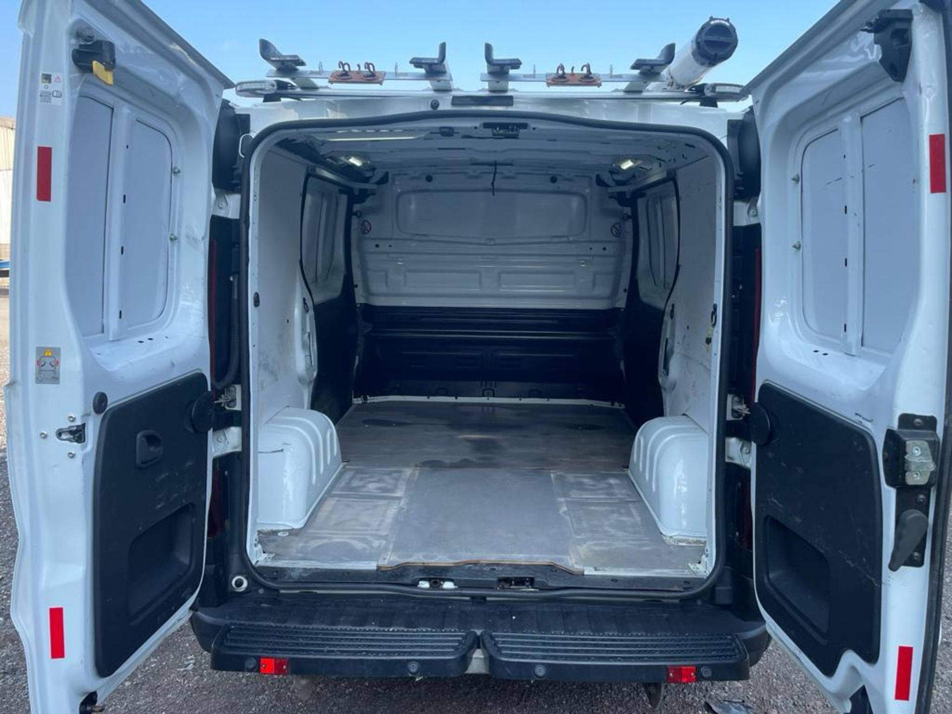 2016 VAUXHALL VIVARO 2900 BT CDTI ECOFLEX SS WHITE PANEL VAN, 1.6 DIESEL, 87K WITH FSH *PLUS VAT* - Image 9 of 11