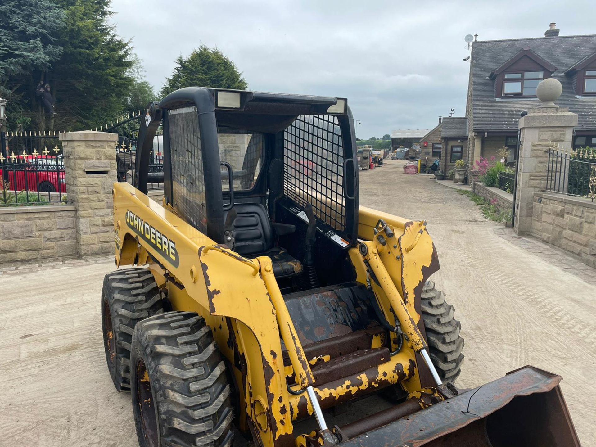 JOHN DEERE 250 SKIDSTEER, RUNS DRIVES AND LIFTS, SHOWING 3152 HOURS *PLUS VAT* - Image 9 of 14