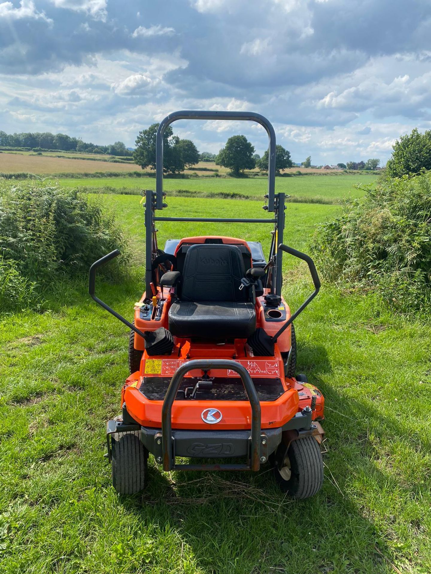 2015 KUBOTA GZD21 HIGH TIP ZERO TURN MOWER, SOLD NEW MID 2017, SHOWING A LOW 203 HOURS *PLUS VAT* - Image 5 of 8