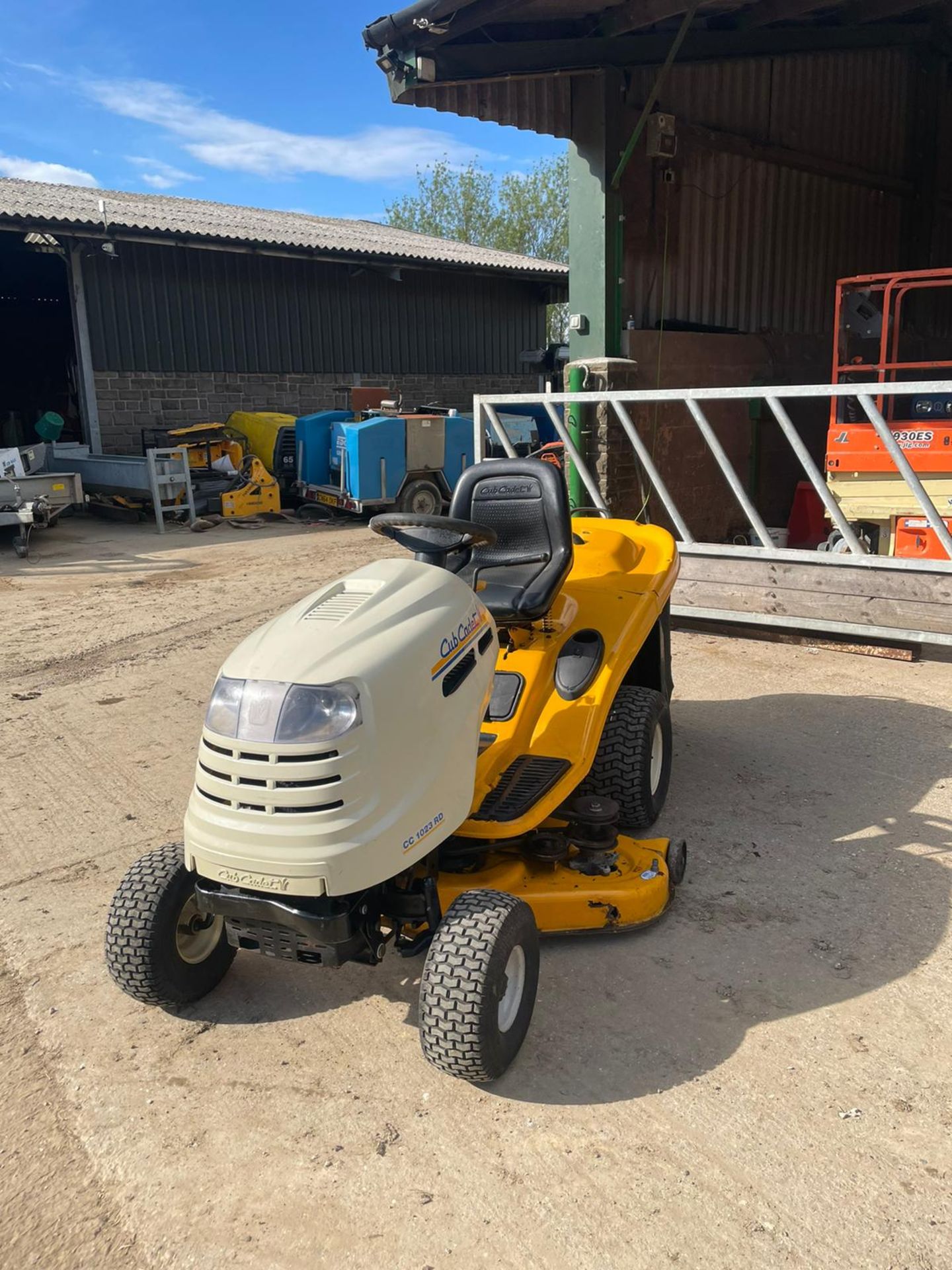 CUBCADET CC1023 RIDE ON LAWN MOWER, RUNS WORKS AND BLADES SPIN, HYDRO FORWARD AND REVERSE *NO VAT* - Image 3 of 6