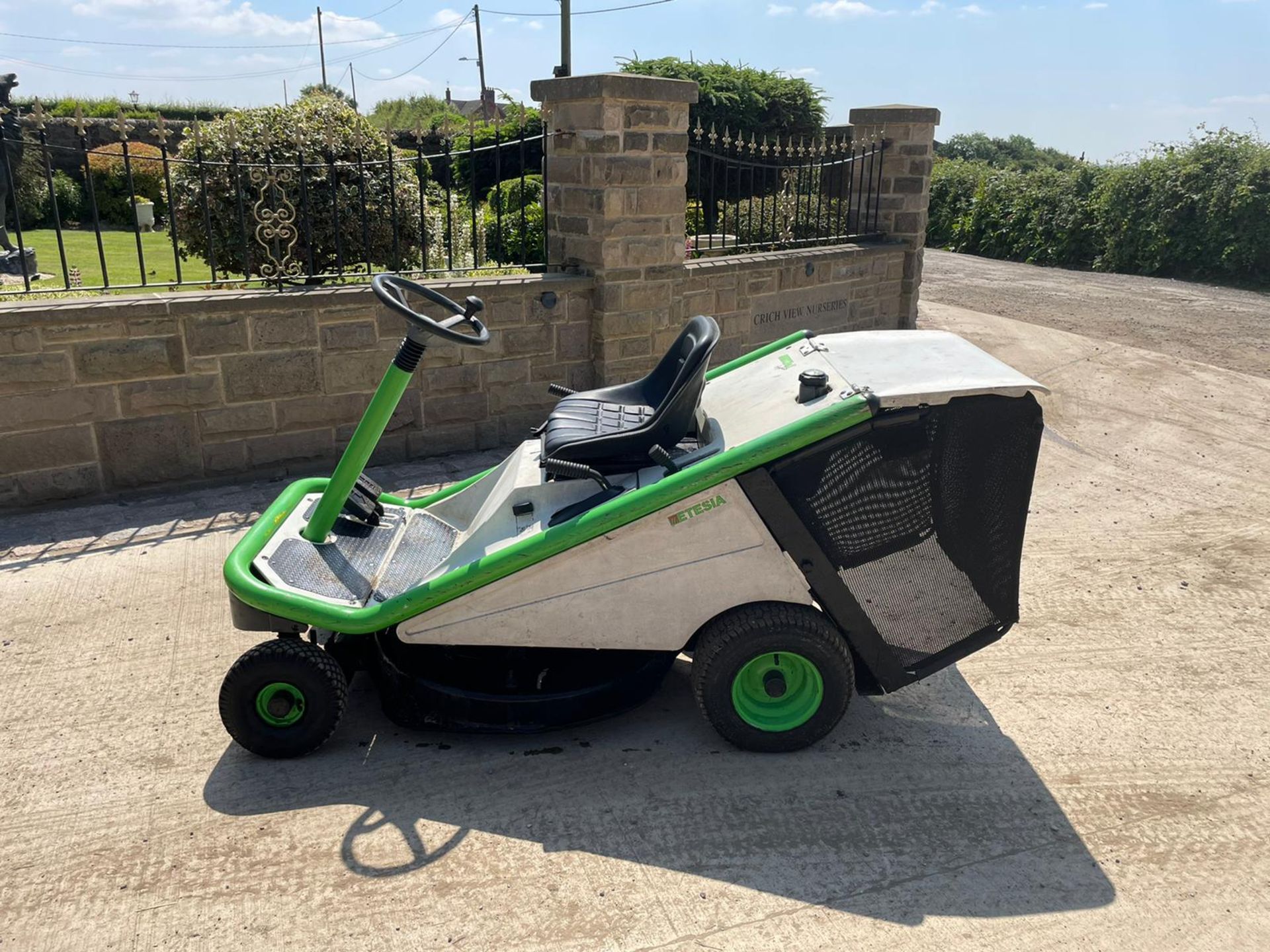 ETESIA HYDRO 80 RIDE ON MOWER, RUNS DRIVES AND CUTS, KAWASAKI PETROL ENGINE, HYDROSTATIC *PLUS VAT* - Image 4 of 6