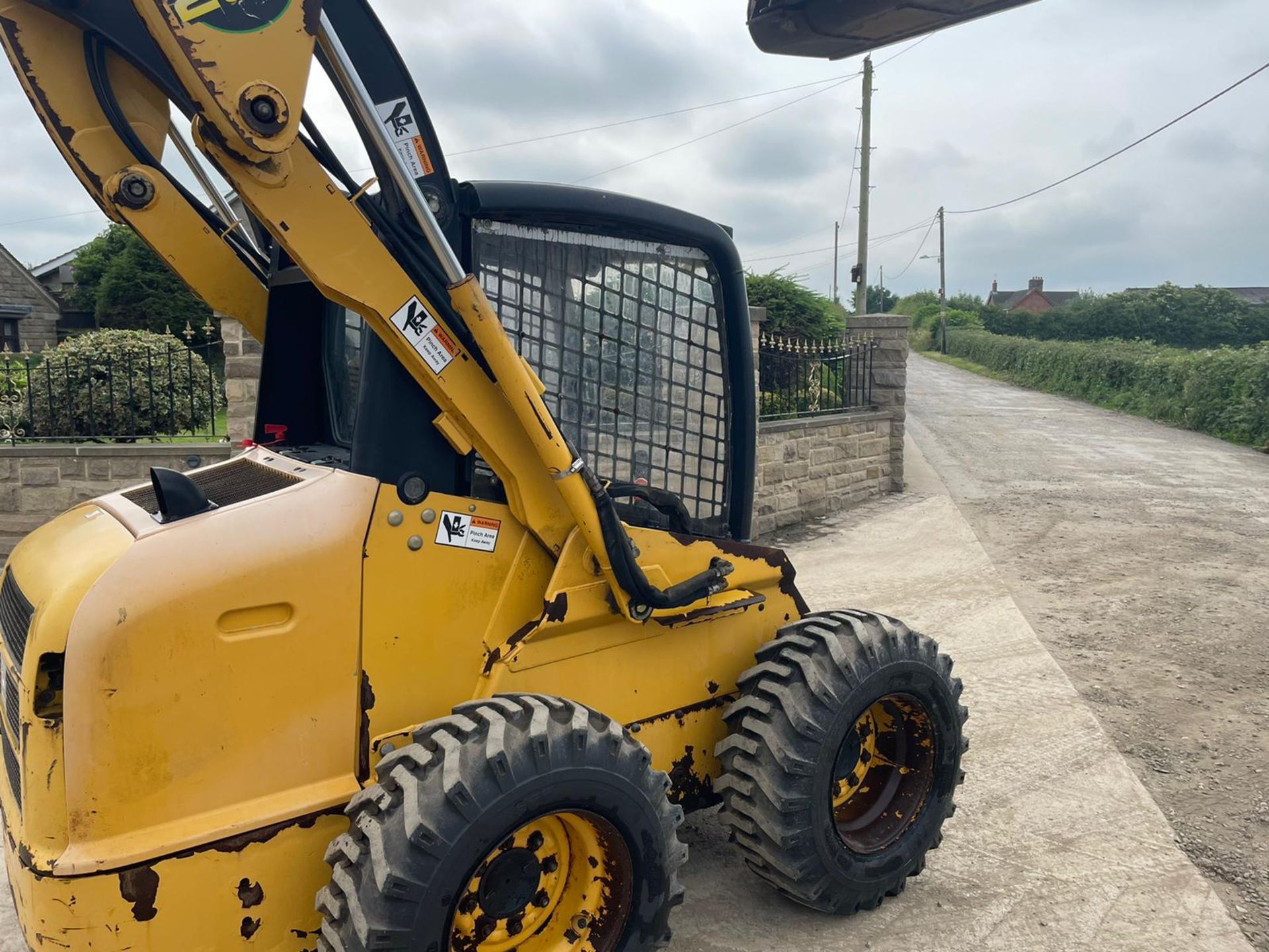 JOHN DEERE 250 SKIDSTEER, RUNS DRIVES AND LIFTS, SHOWING 3152 HOURS *PLUS VAT* - Image 7 of 14