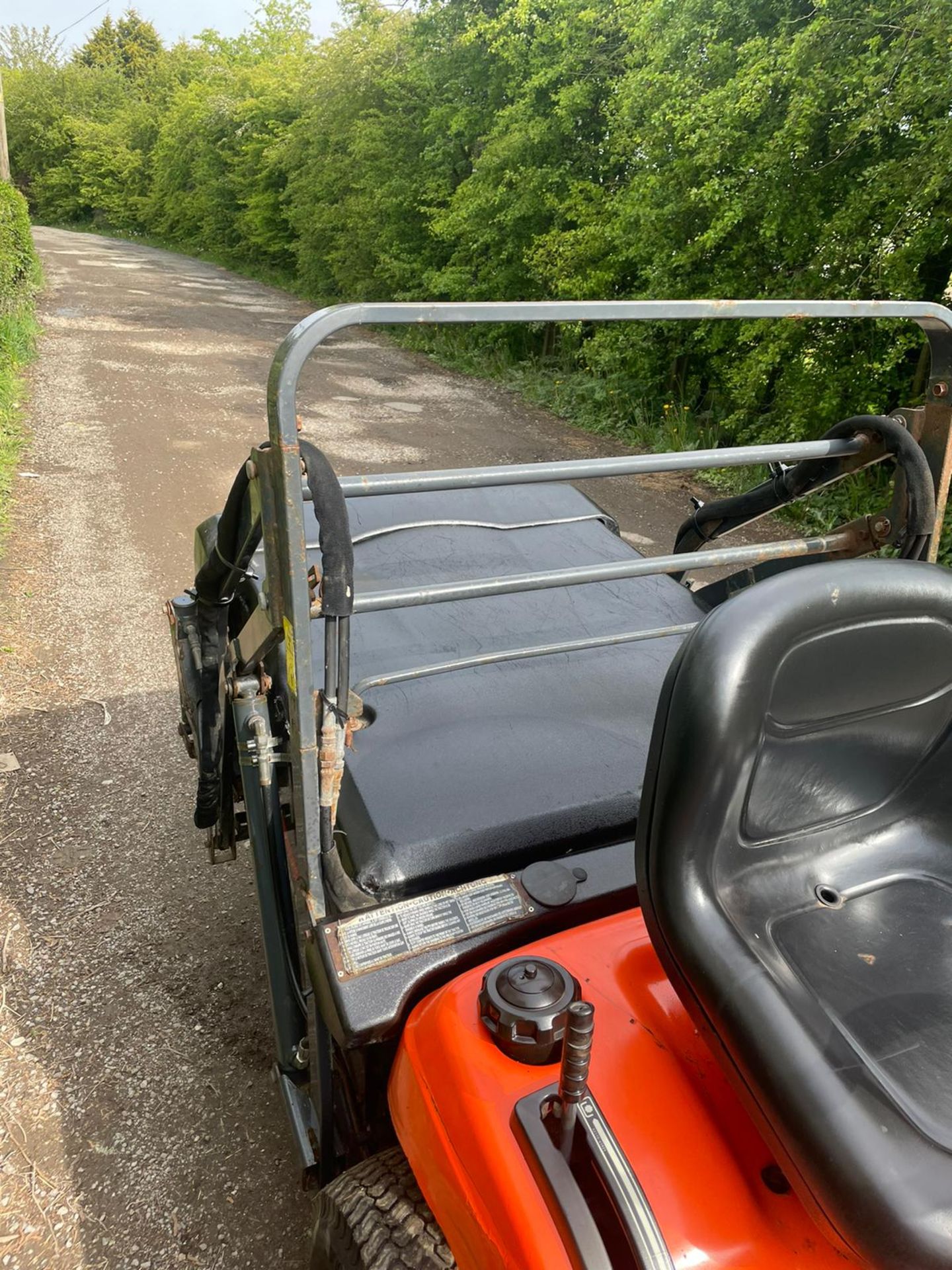 KUBOTA G18 RIDE ON LAWN MOWER, RUNS WORKS AND DECK WORKS FINE, HIGH TIP COLLECTOR *NO VAT* - Image 4 of 5