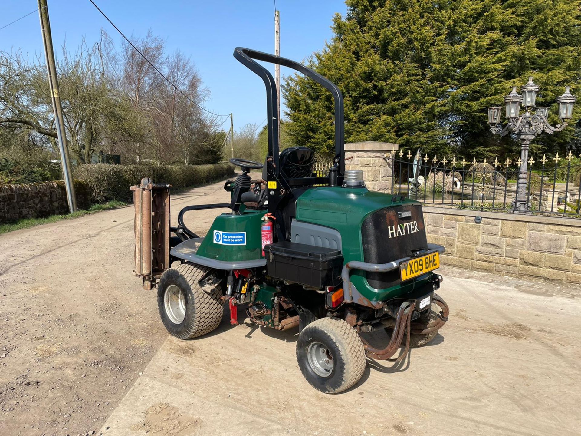 2009 HAYTER LT324 CYLINDER MOWER, ROLL BAR, HYDROSTATIC, LOW 2630 HOURS *PLUS VAT* - Image 2 of 7