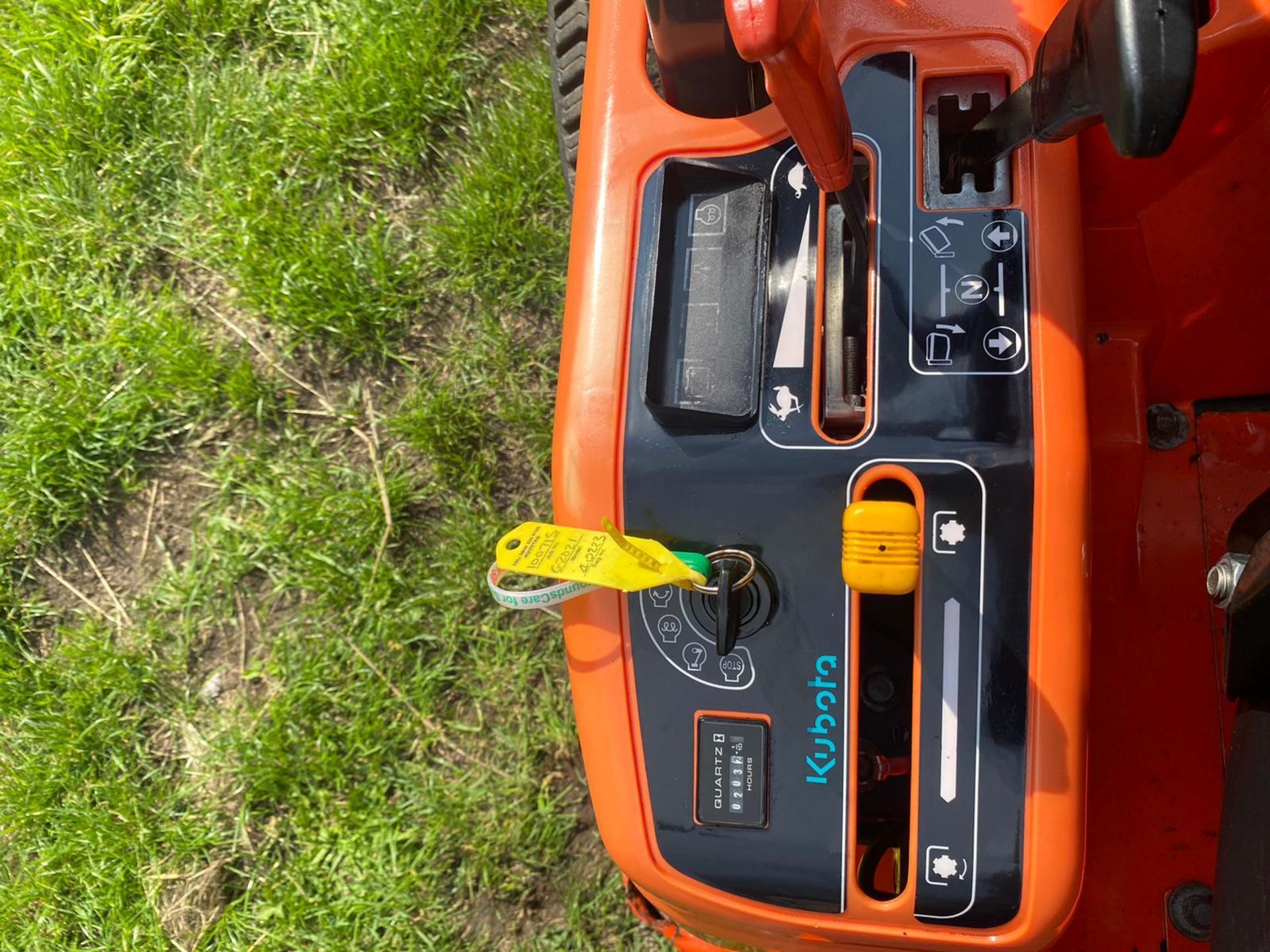 2015 KUBOTA GZD21 HIGH TIP ZERO TURN MOWER, SOLD NEW MID 2017, SHOWING A LOW 203 HOURS *PLUS VAT* - Image 8 of 8